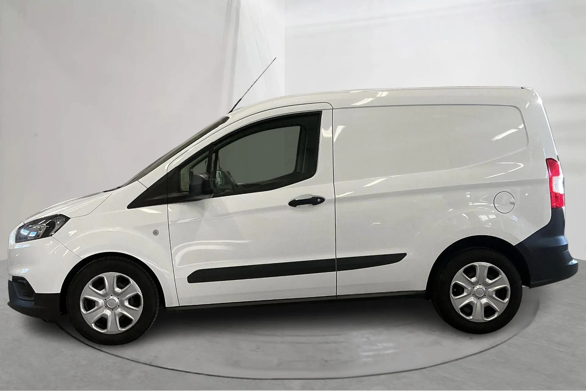 Presentation photo 2 of 12: Ford Transit Courier 1.5 EcoBlue (100hk) - 175 880 km - Manual - white - 2020