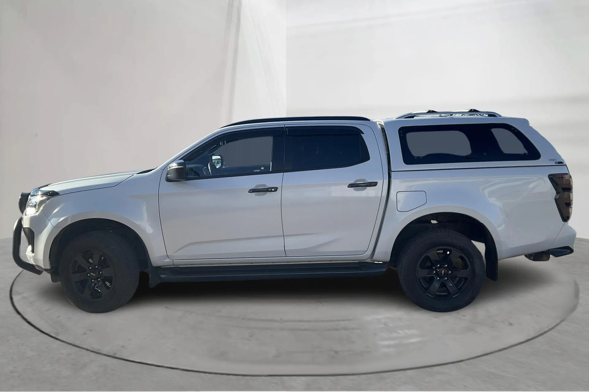 Presentation photo 2 of 16: Isuzu D-MAX 1.9 DDI CNG 4WD (164hk) - 14 340 km - Automatic - white - 2024