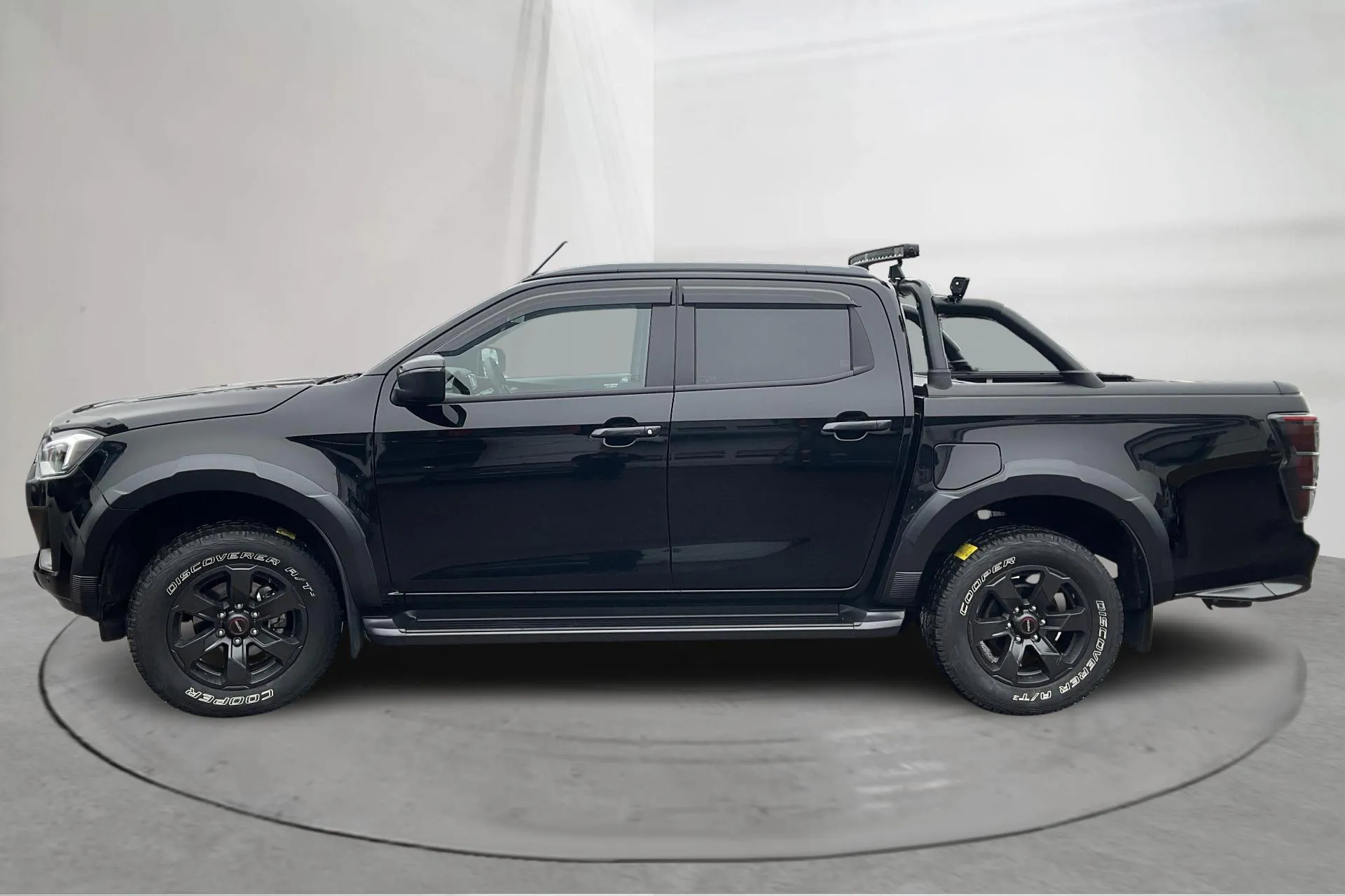 Presentationsfoto 2 av 17: Isuzu D-MAX 1.9 DDI 4WD (164hk) - 469 mil - Automat - svart - 2025