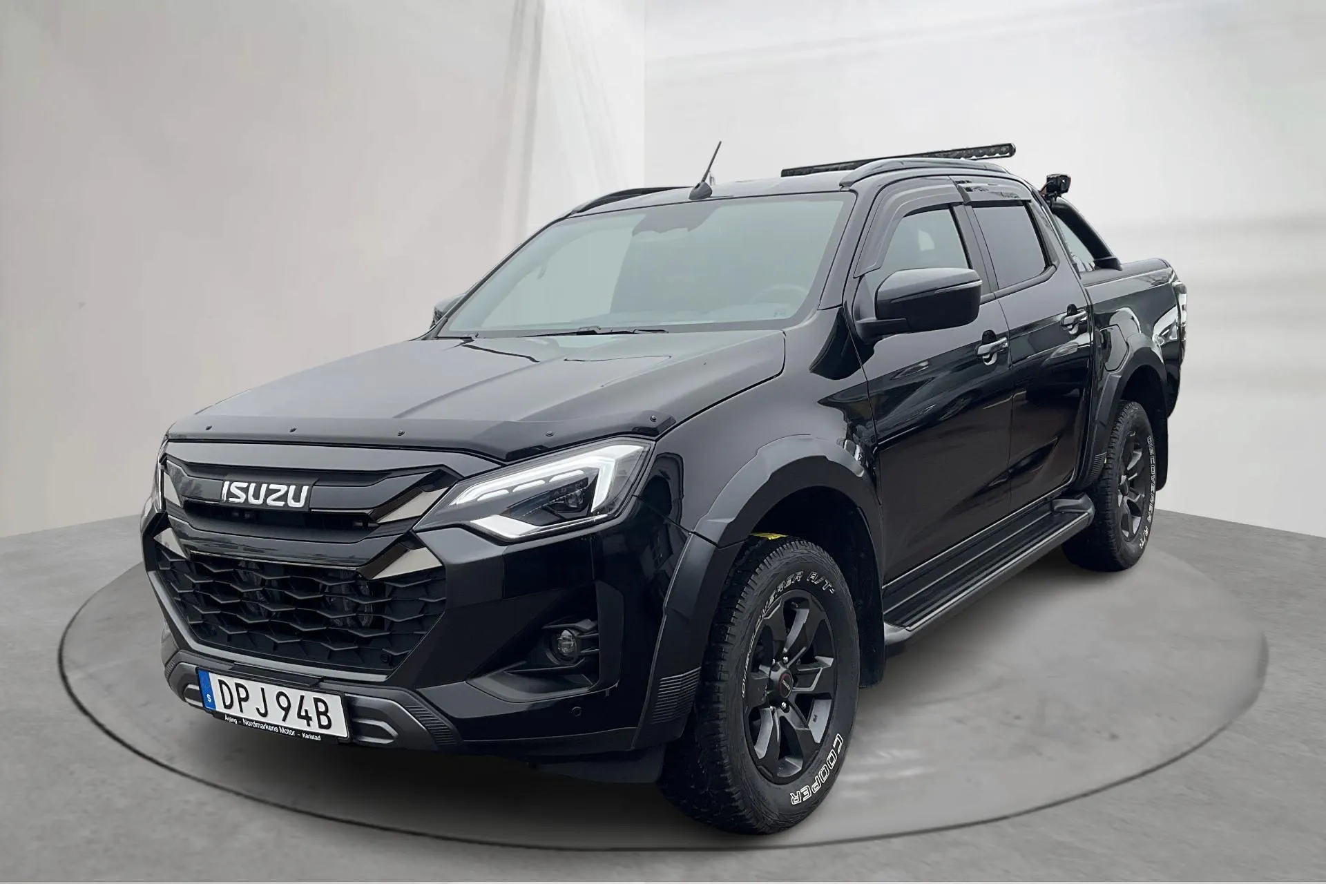Presentationsfoto 1 av 17: Isuzu D-MAX 1.9 DDI 4WD (164hk) - 469 mil - Automat - svart - 2025