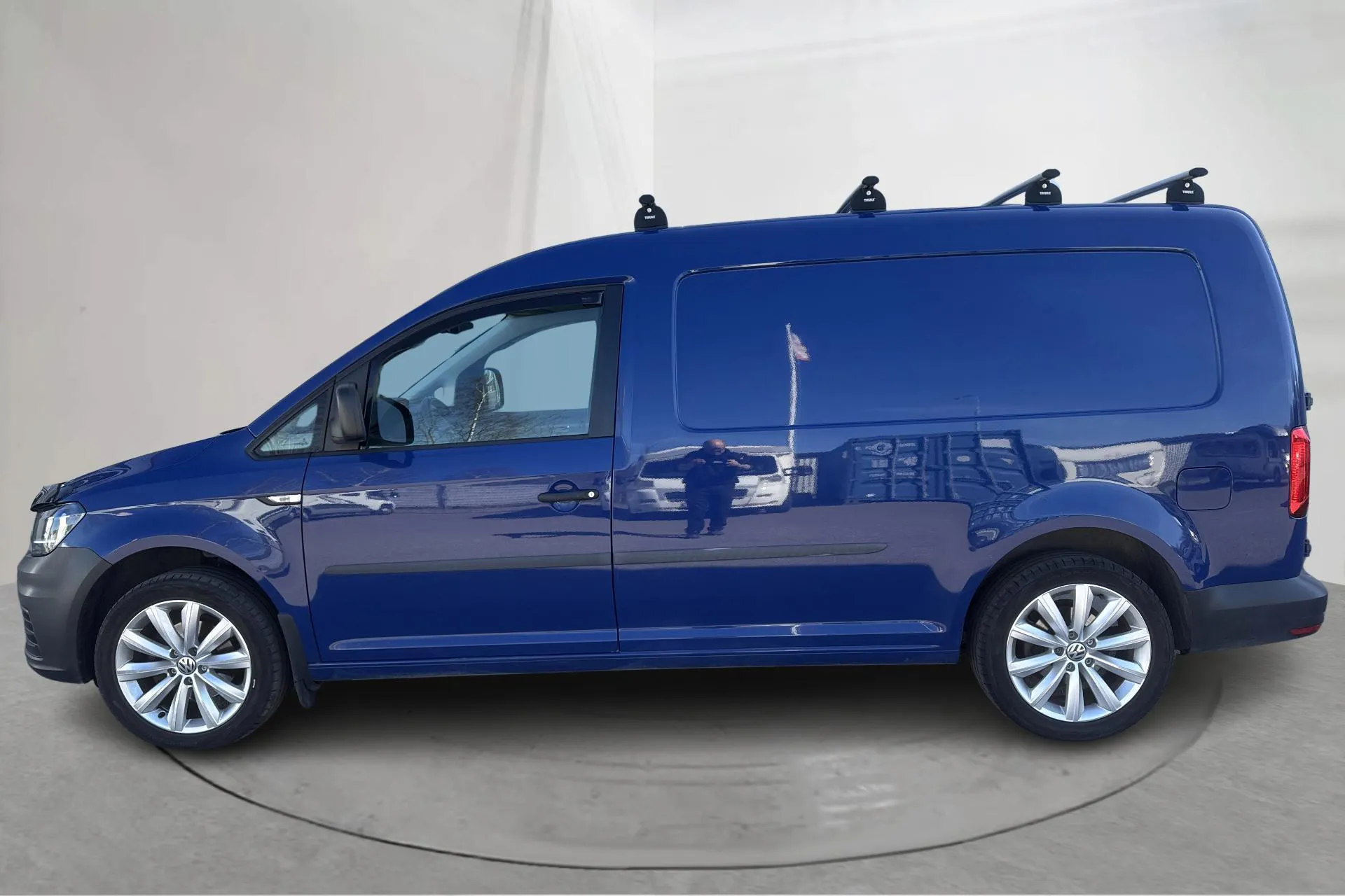 Presentationsfoto 2 av 15: VW Caddy 2.0 TDI Maxi Skåp (102hk) - 7 928 mil - Manuell - blå - 2016
