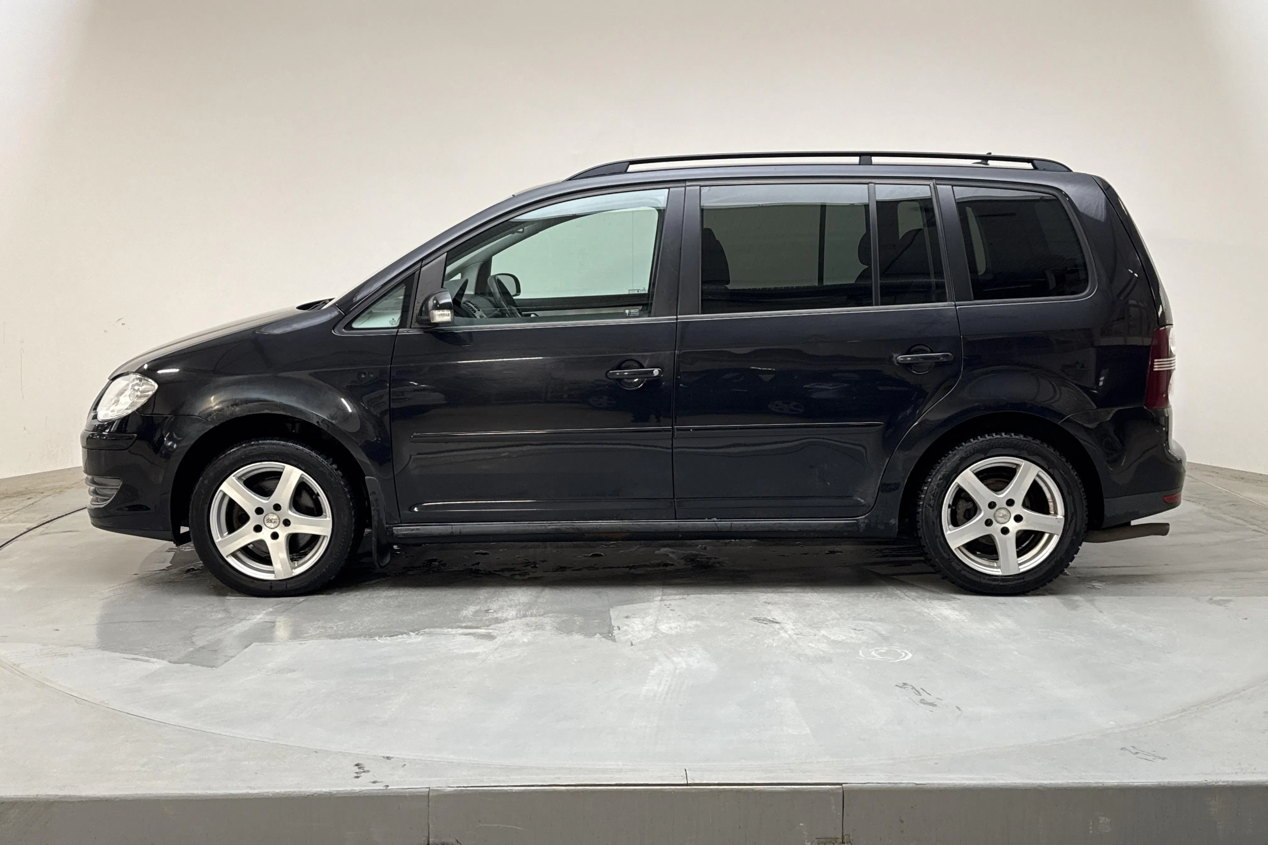 Presentation photo 2 of 14: VW Touran 2.0 EcoFuel (109hk) - 239 600 km - Manual - black - 2009
