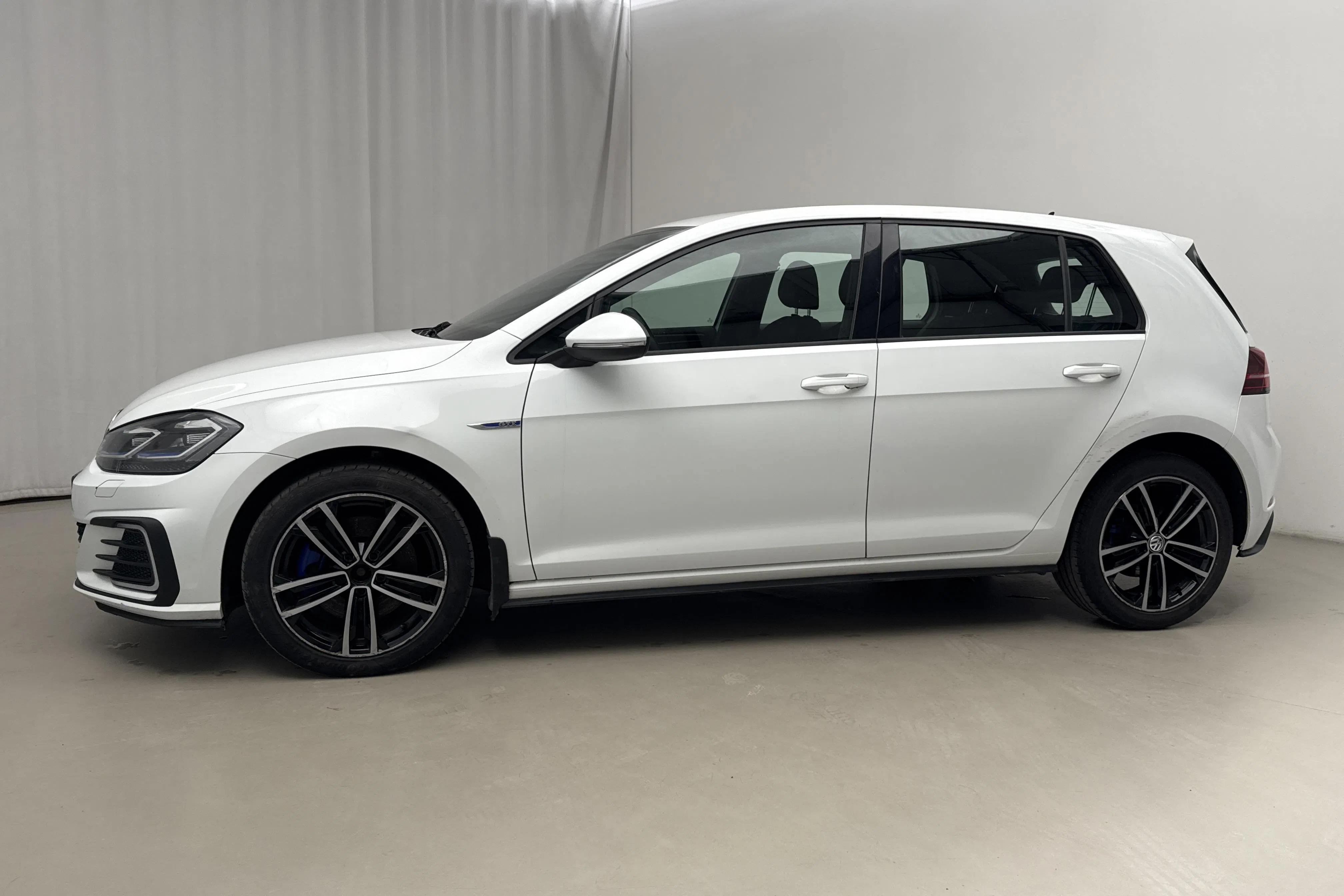 Presentationsfoto 2 av 20: VW Golf VII GTE 5dr (204hk) - 13 692 mil - Automat - vit - 2018