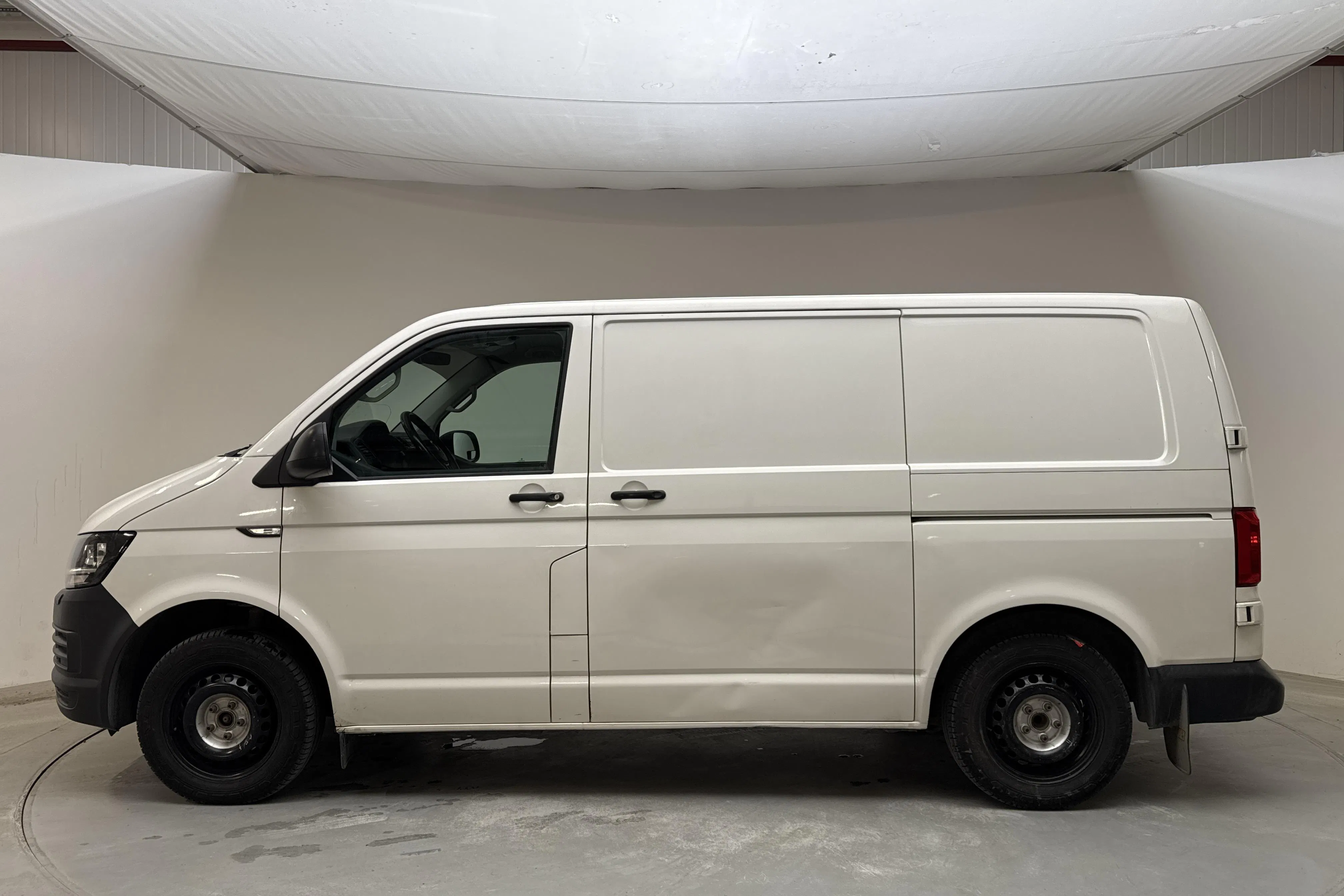 Presentationsfoto 2 av 13: VW Transporter T6 2.0 TDI BMT Skåp (150hk) - 21 862 mil - Automat - vit - 2017