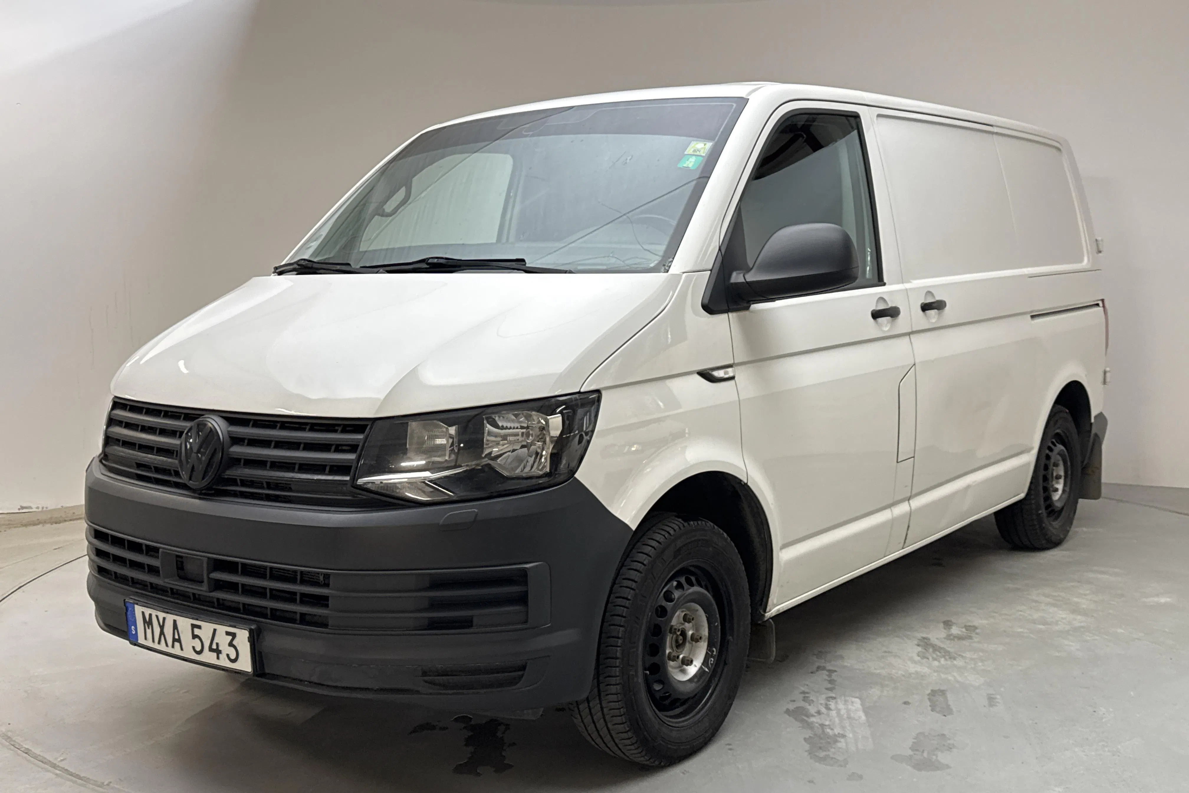 Presentationsfoto 1 av 13: VW Transporter T6 2.0 TDI BMT Skåp (150hk) - 21 862 mil - Automat - vit - 2017