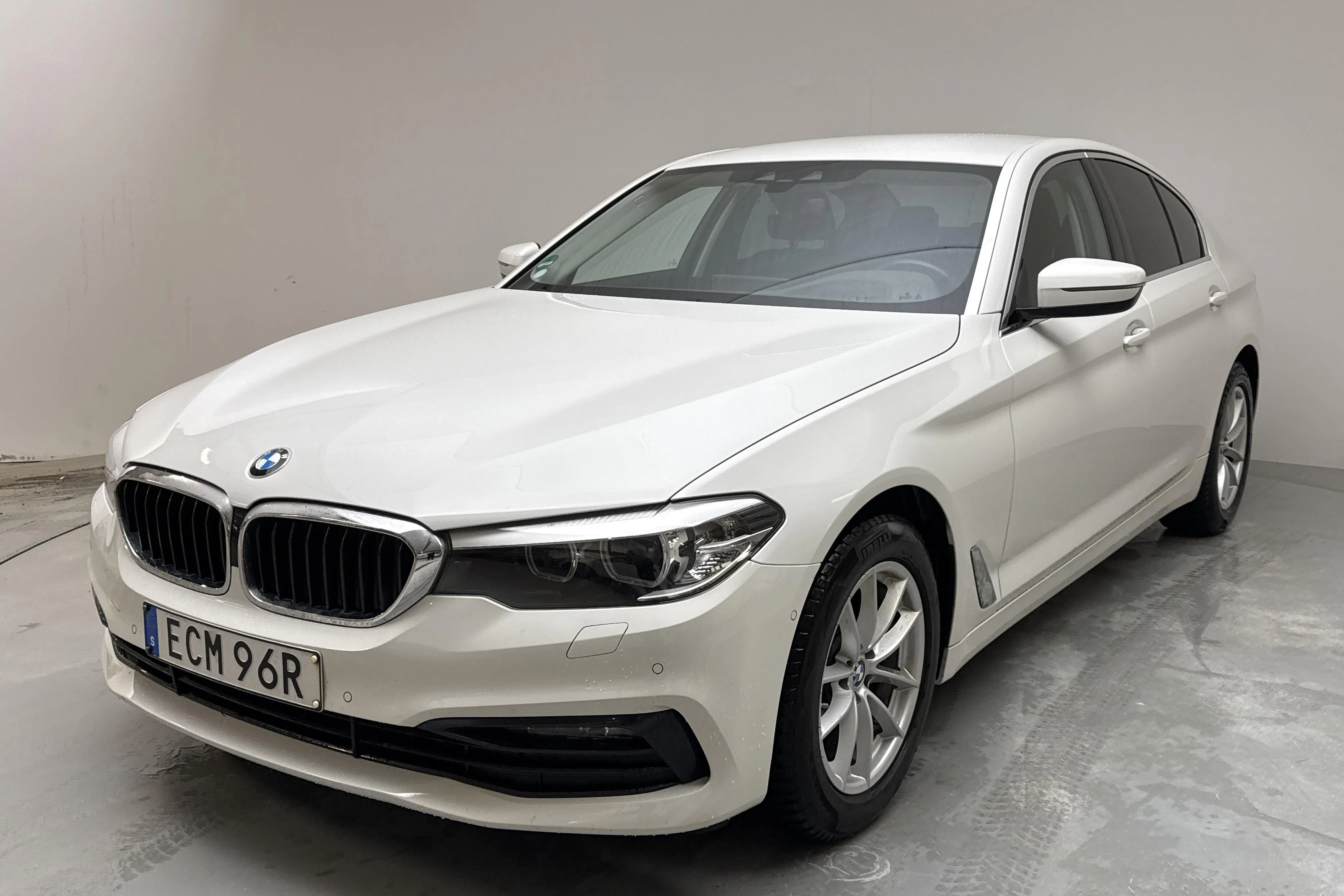 Presentationsfoto 1 av 16: BMW 520d xDrive Sedan, G30 (190hk) - 7 363 mil - Automat - vit - 2020
