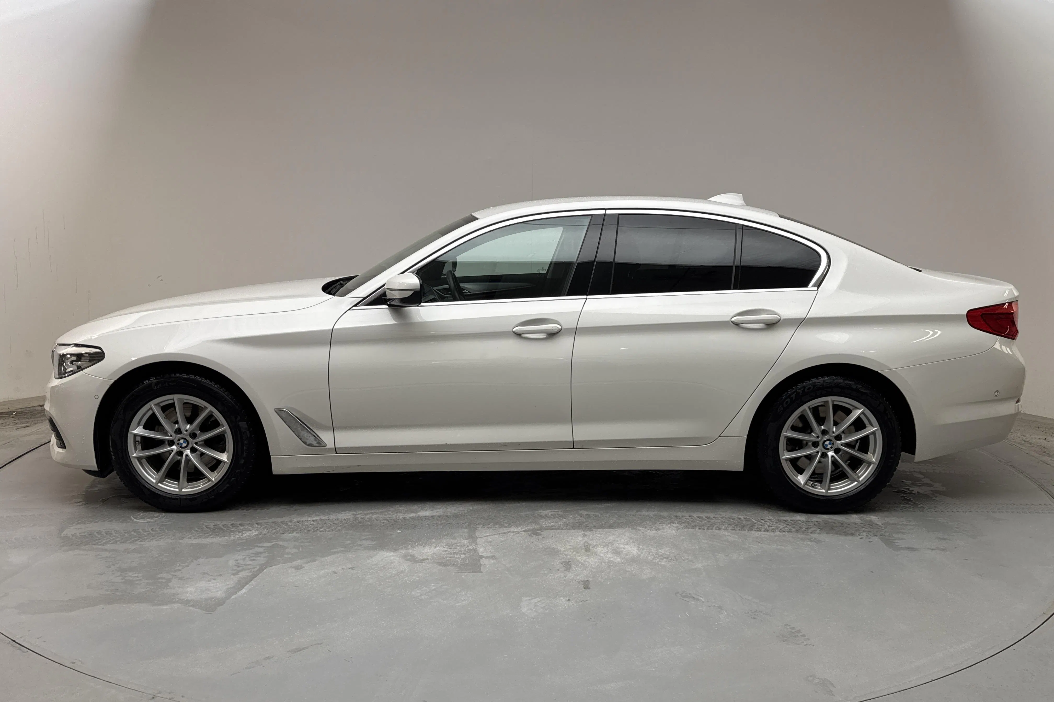 Presentationsfoto 2 av 16: BMW 520d xDrive Sedan, G30 (190hk) - 7 363 mil - Automat - vit - 2020
