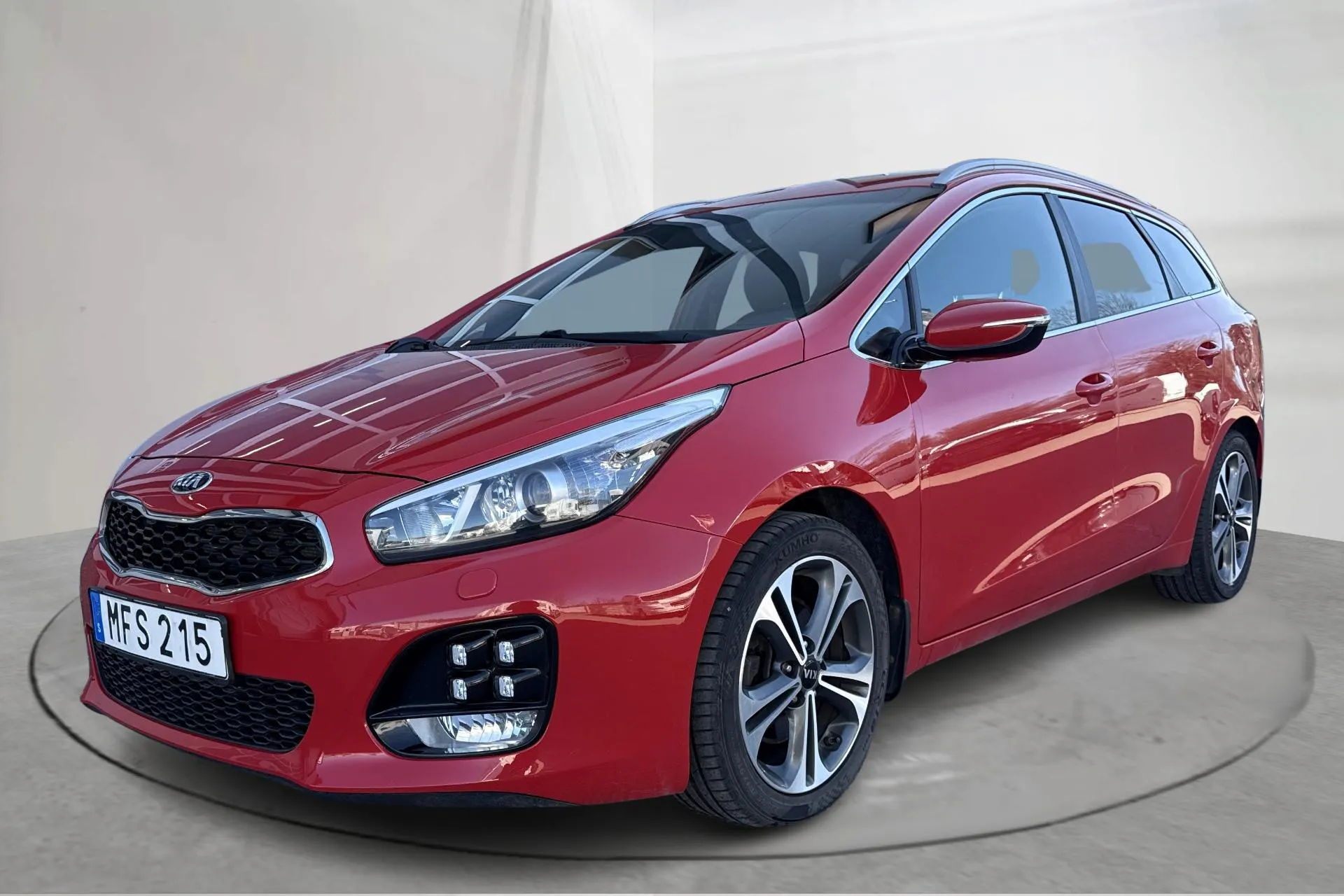 Presentation photo 1 of 18: KIA Cee'd 1.6 CRDi SW (136hk) - 134 030 km - Automatic - red - 2016
