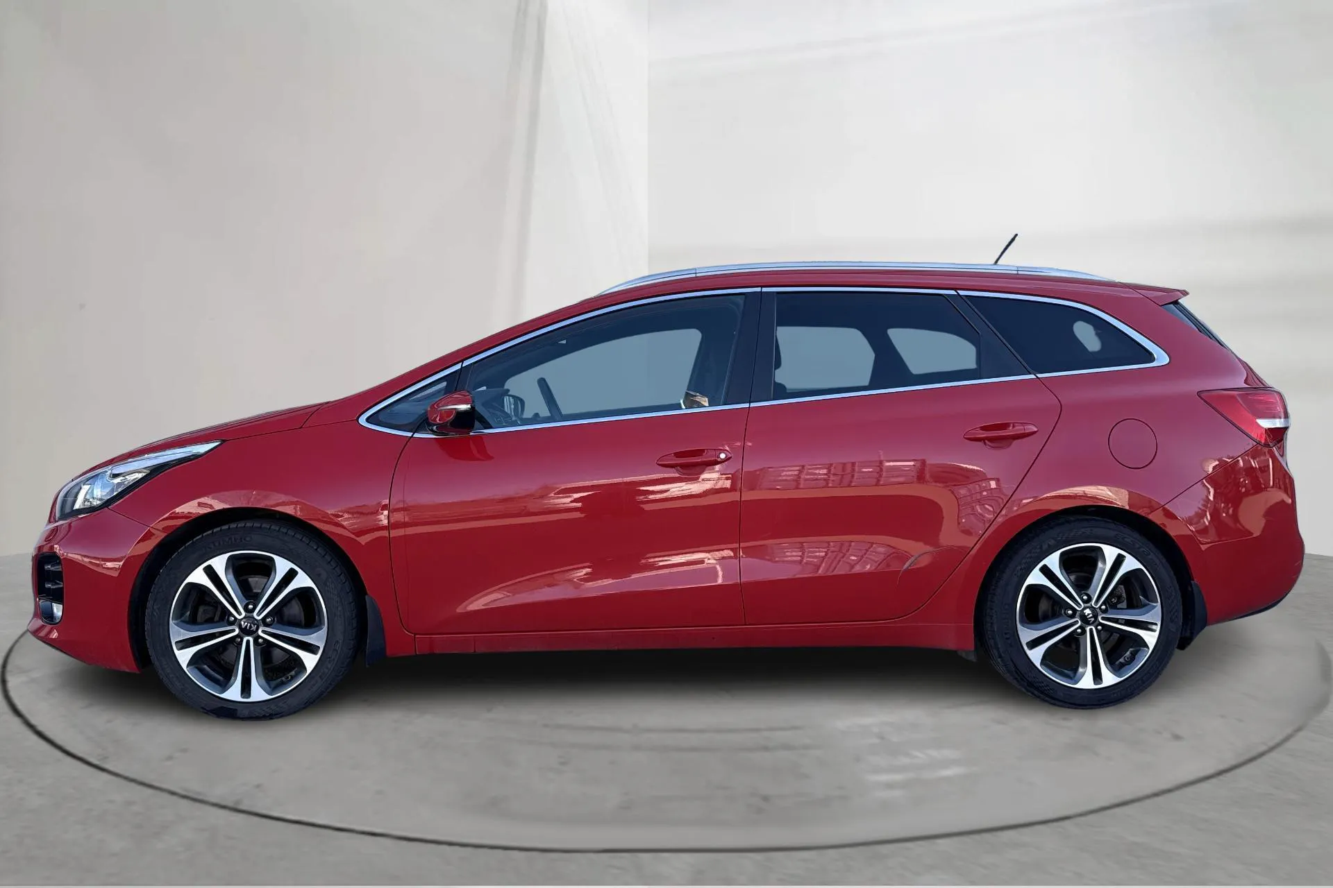 Presentation photo 2 of 18: KIA Cee'd 1.6 CRDi SW (136hk) - 134 030 km - Automatic - red - 2016