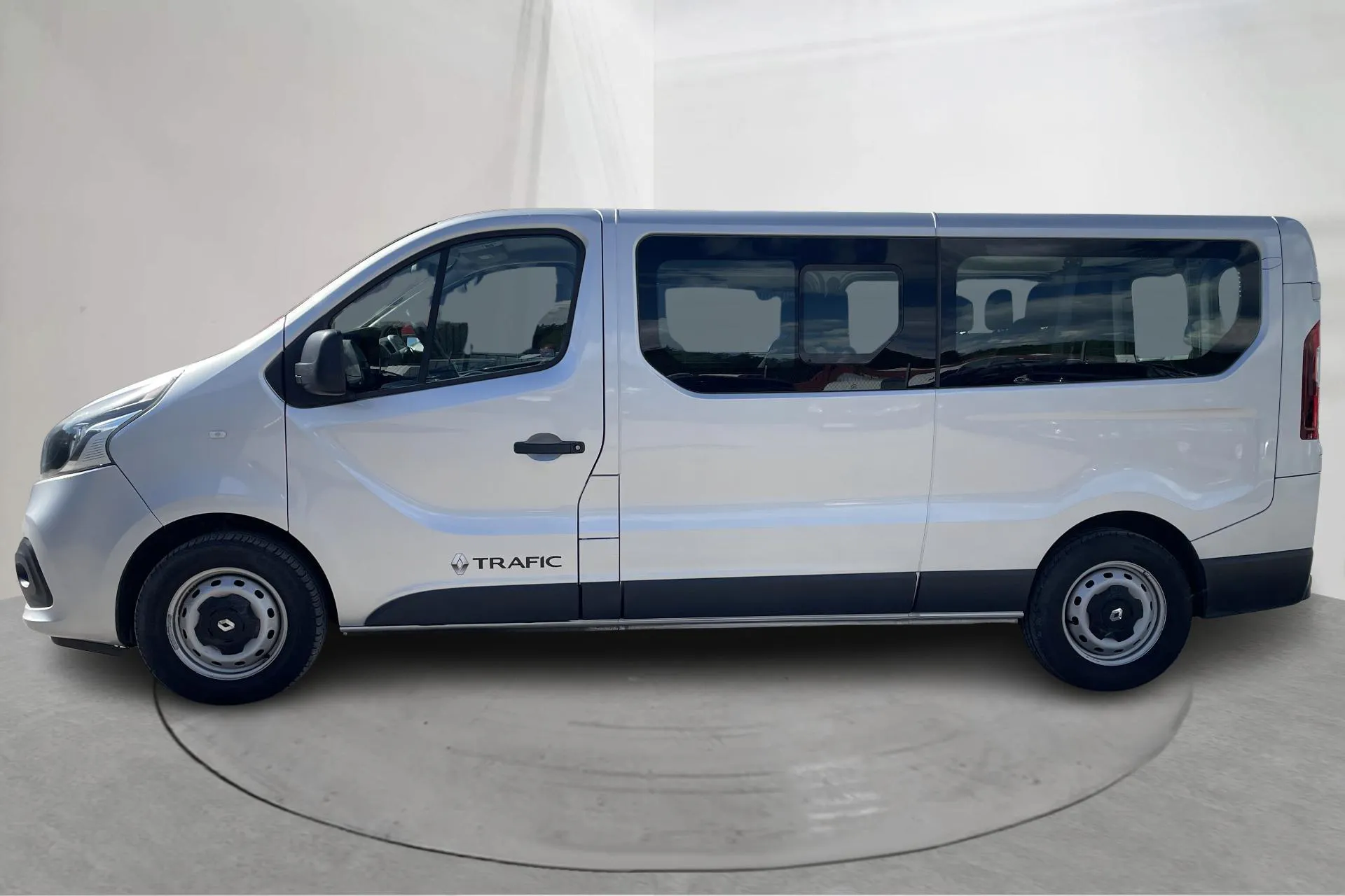 Presentation photo 2 of 19: Renault Trafic 1.6 dCi Buss (125hk) - 150 680 km - Manual - silver - 2018