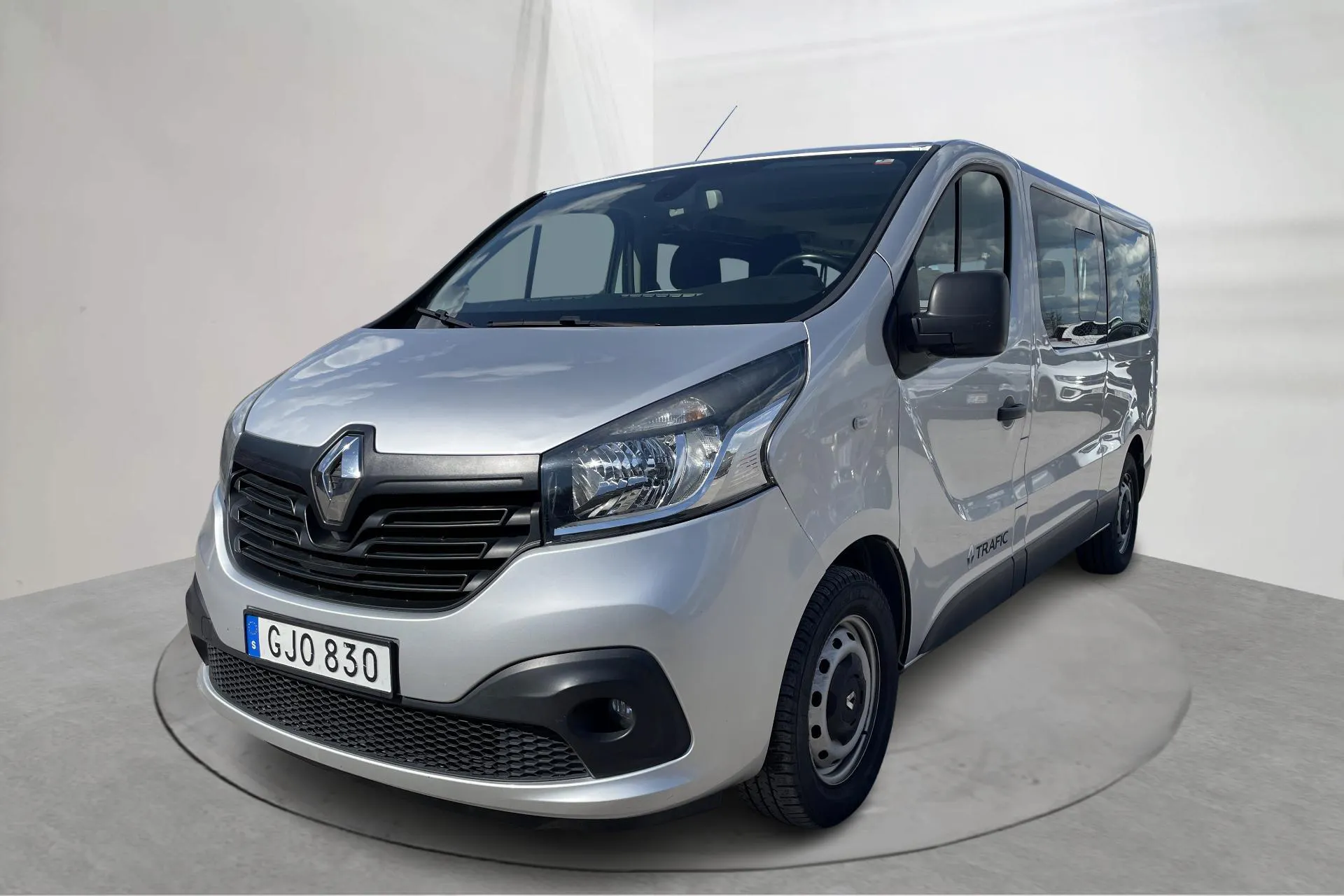 Presentation photo 1 of 19: Renault Trafic 1.6 dCi Buss (125hk) - 150 680 km - Manual - silver - 2018