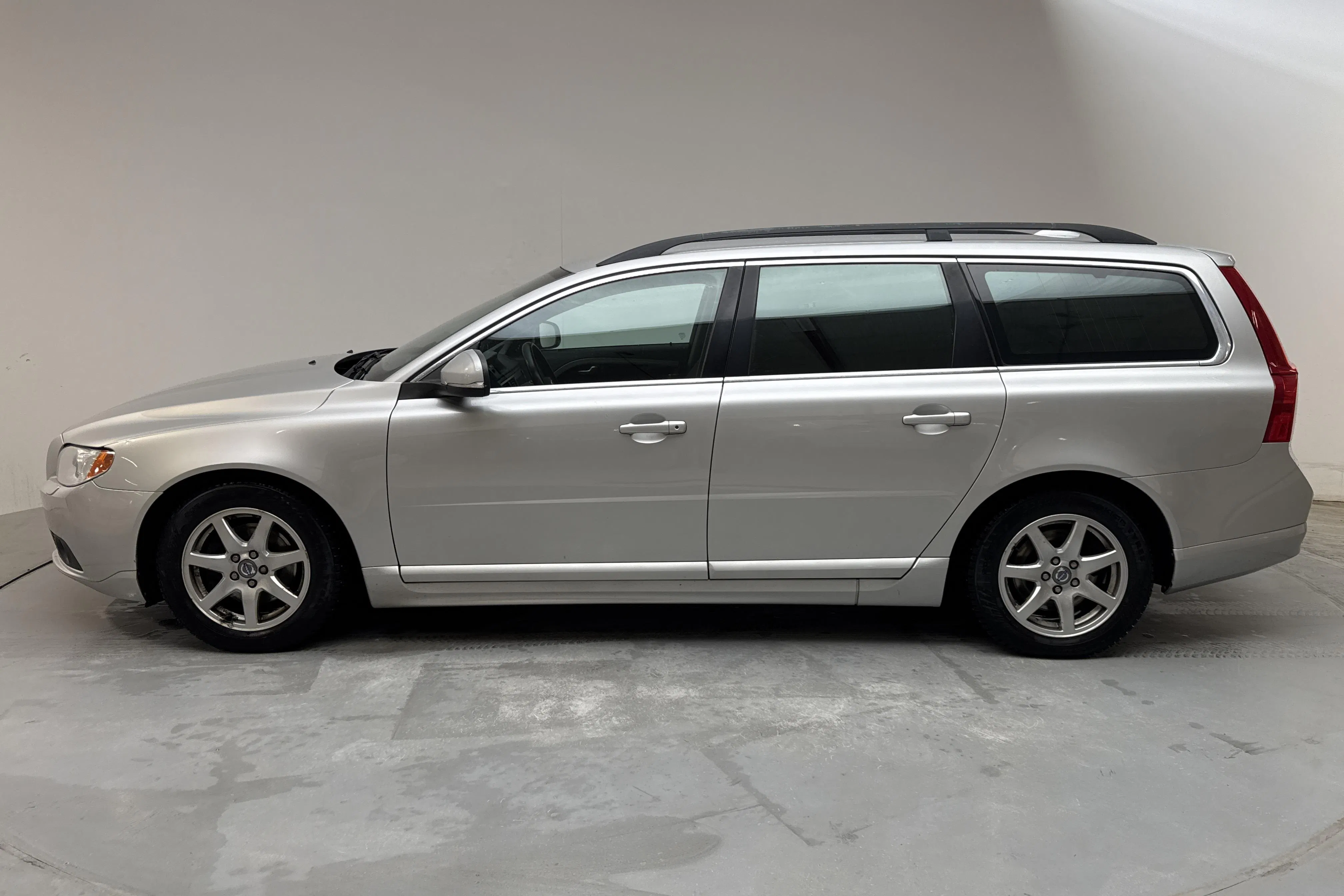 Presentationsfoto 2 av 15: Volvo V70 II 1.6D DRIVe (115hk) - 24 556 mil - Manuell - Light Grey - 2012