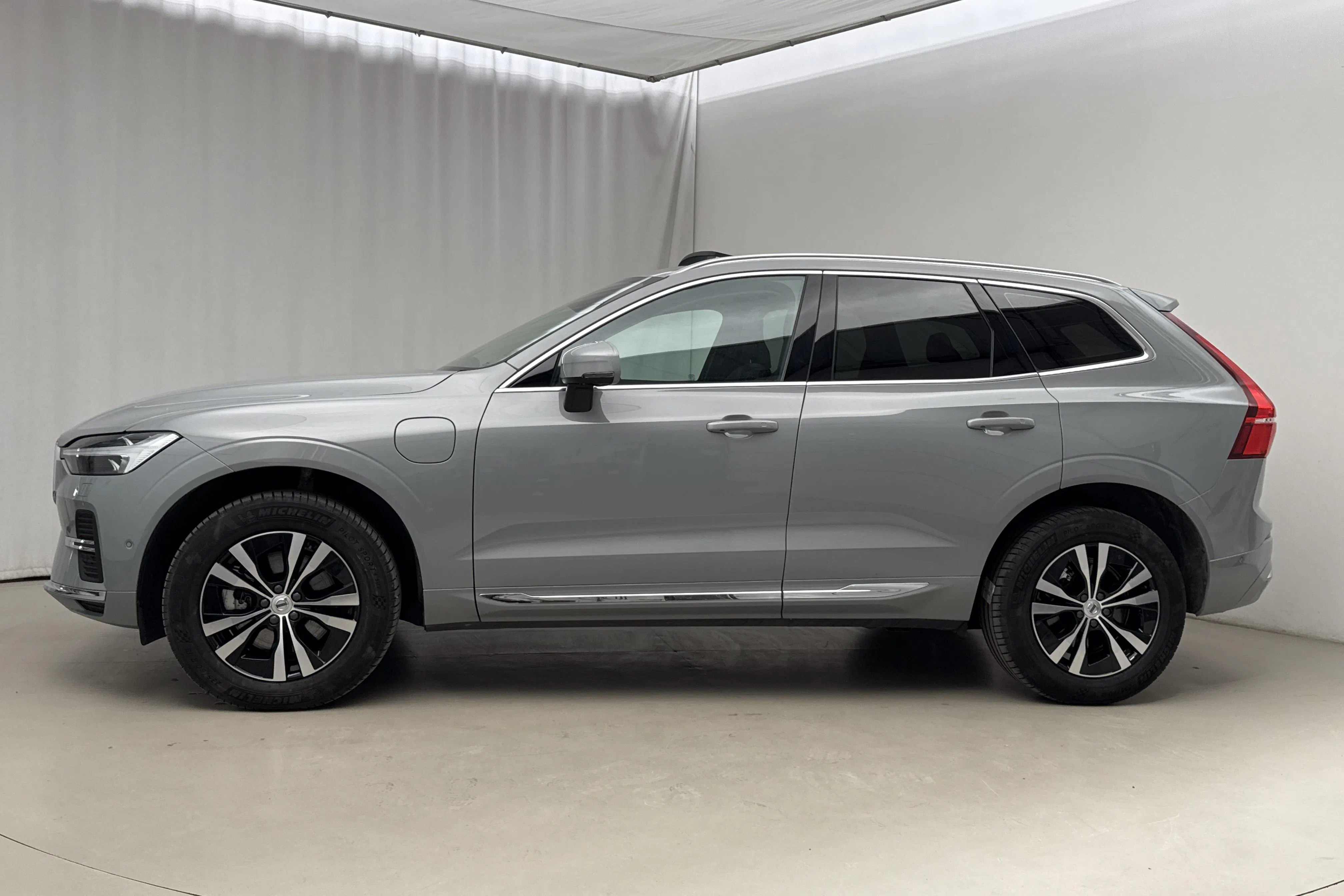 Presentationsfoto 2 av 24: Volvo XC60 T6 AWD Recharge (350hk) - 5 344 mil - Automat - grå - 2025