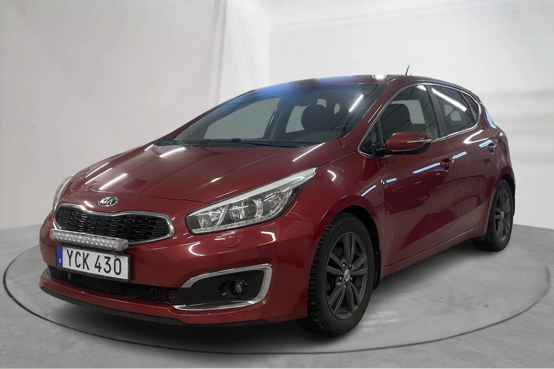 Presentation photo 1 of 18: KIA Cee'd 1.6 CRDi 5dr (136hk) - 144 050 km - Manual - red - 2016