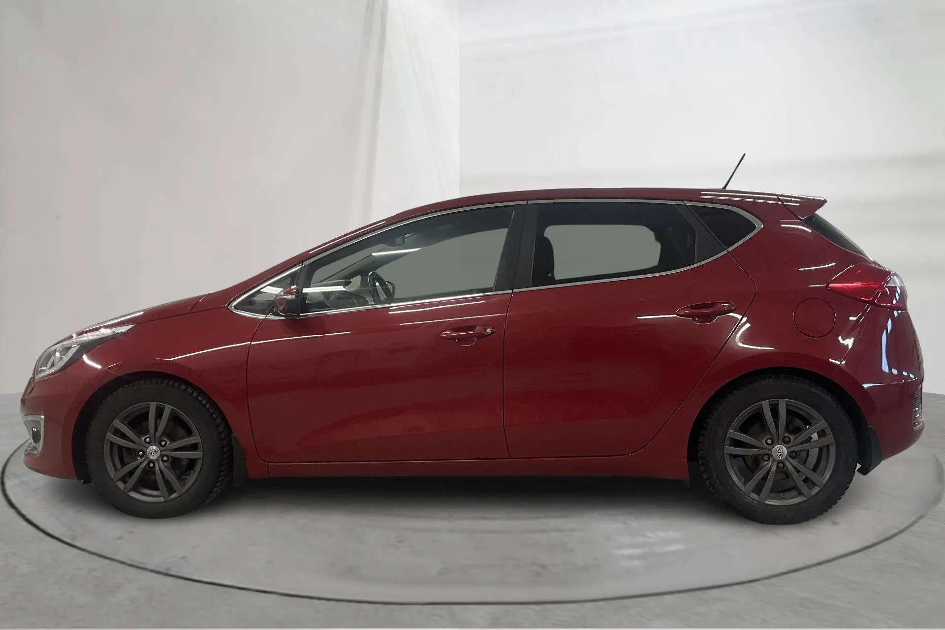 Presentation photo 2 of 18: KIA Cee'd 1.6 CRDi 5dr (136hk) - 144 050 km - Manual - red - 2016