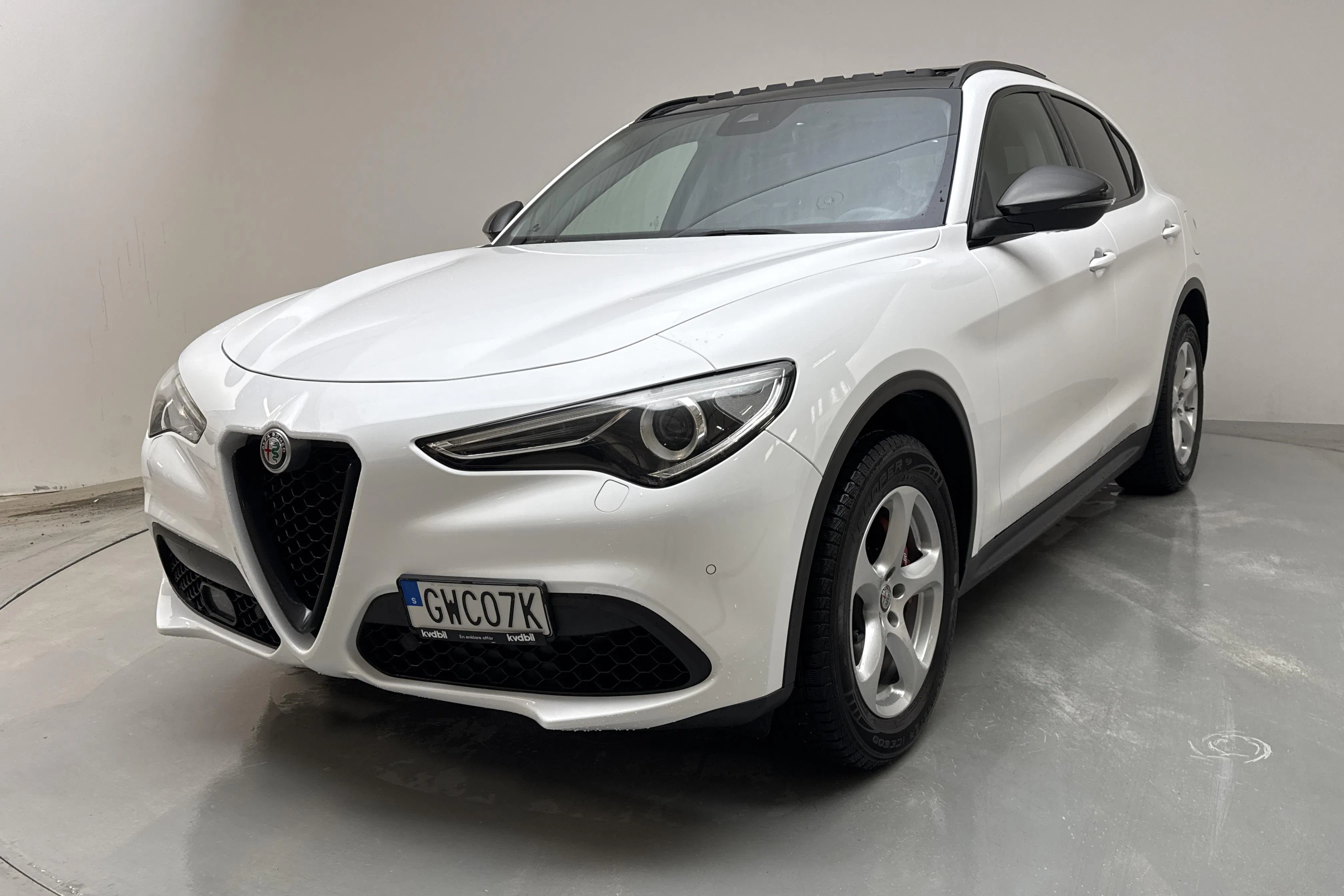 Presentationsfoto 1 av 22: Alfa Romeo Stelvio 2.0 AWD (280hk) - 7 266 mil - Automat - vit - 2019