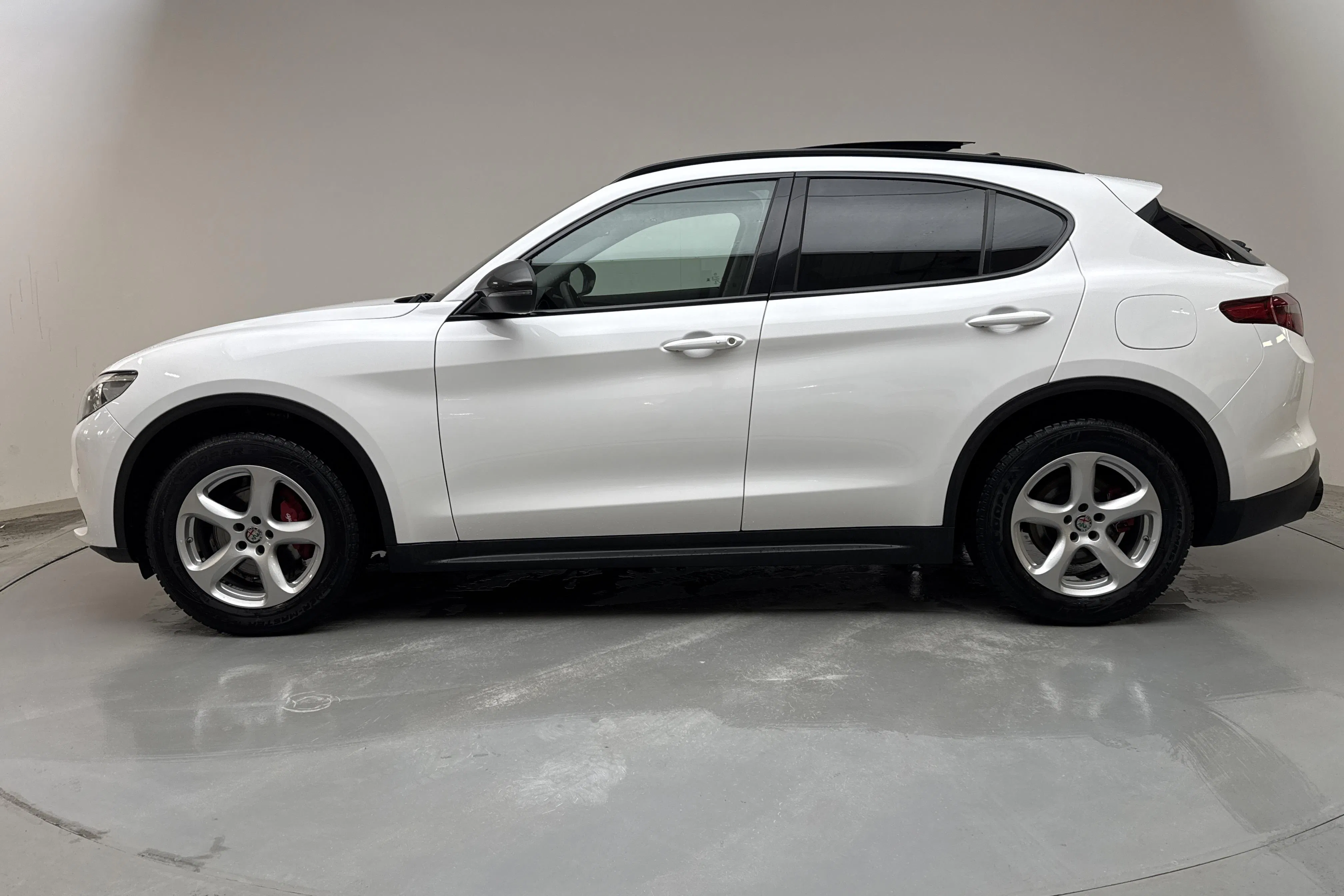 Presentationsfoto 2 av 22: Alfa Romeo Stelvio 2.0 AWD (280hk) - 7 266 mil - Automat - vit - 2019
