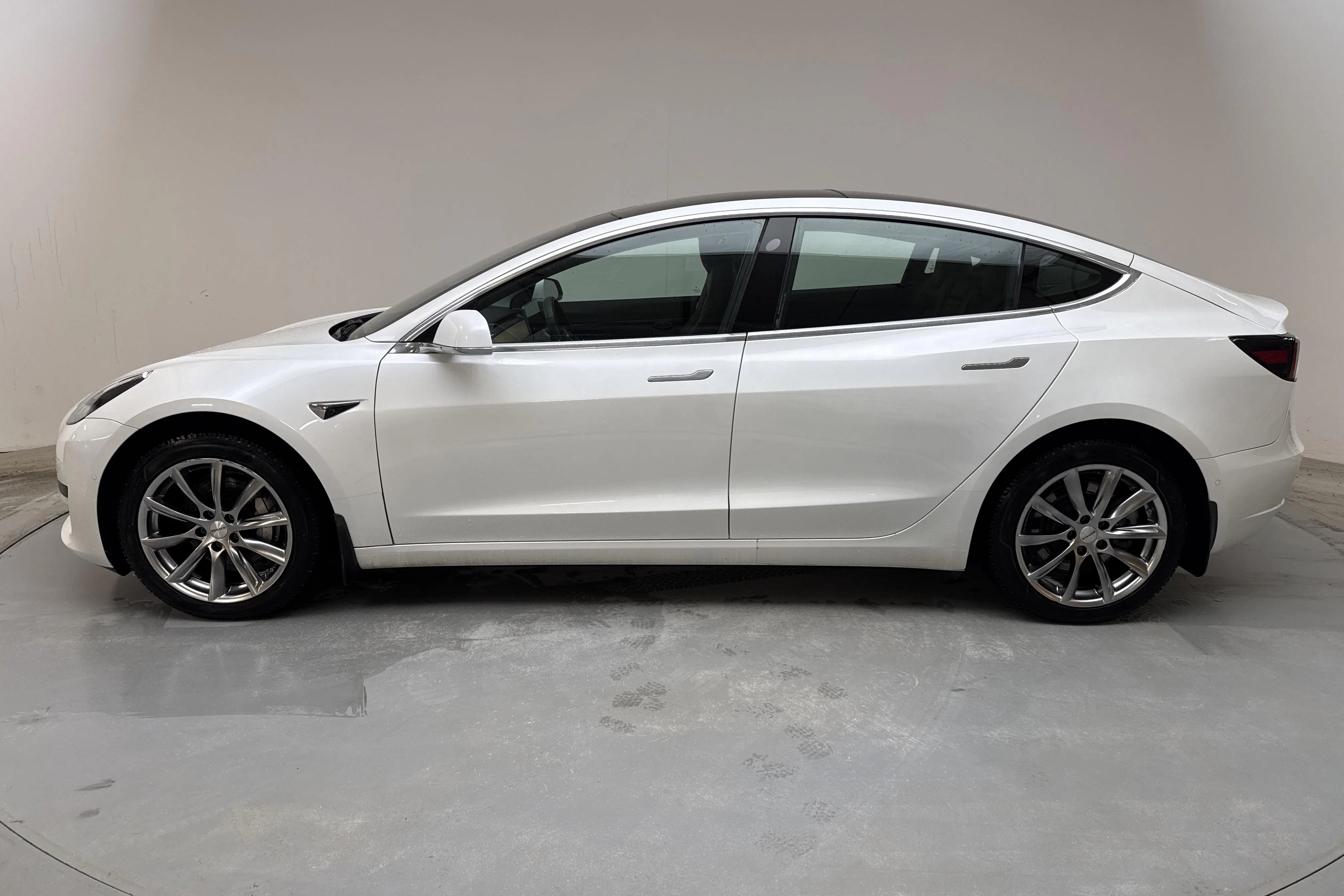Presentationsfoto 2 av 18: Tesla Model 3 Standard Range RWD - 7 040 mil - Automat - vit - 2020