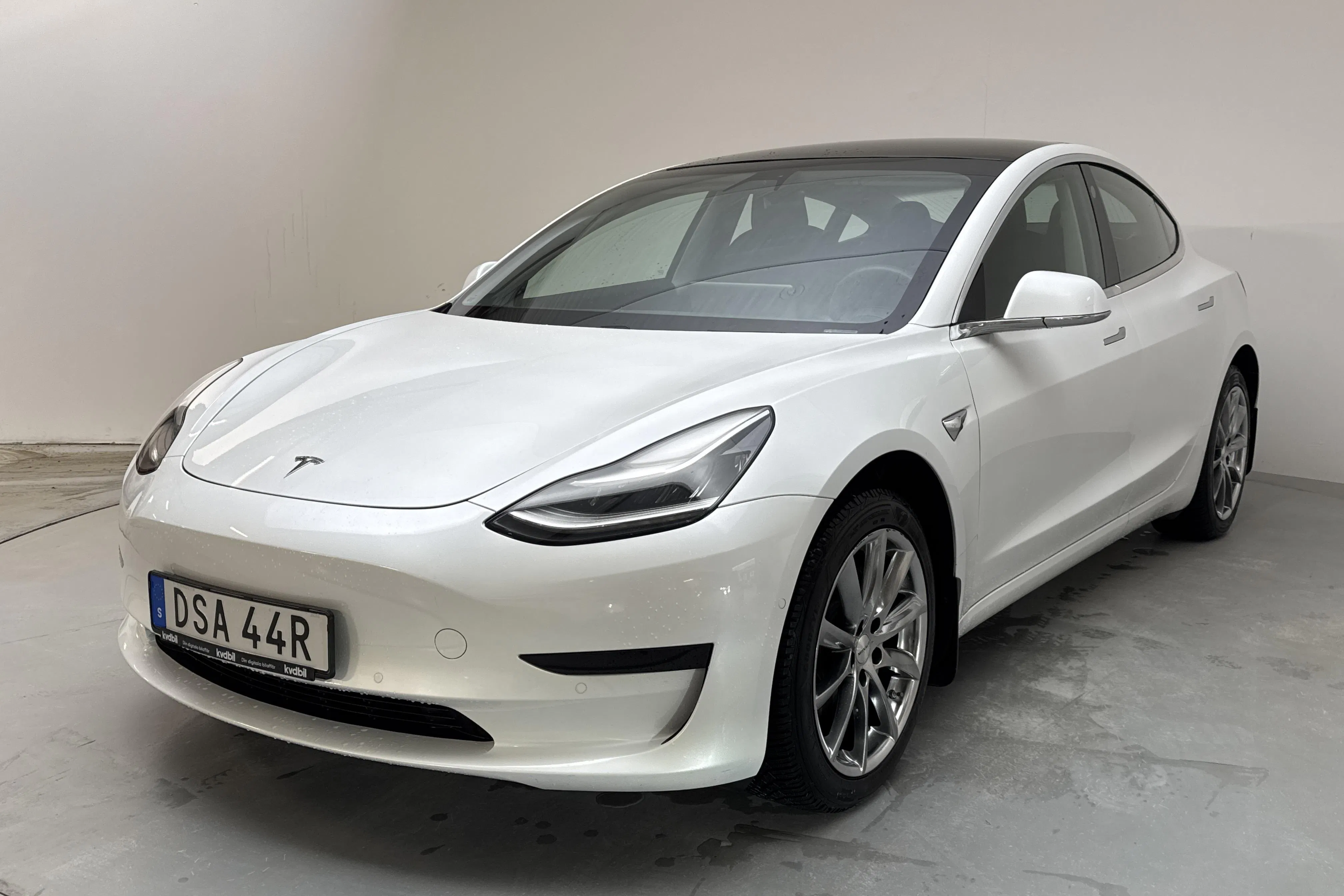 Presentationsfoto 1 av 18: Tesla Model 3 Standard Range RWD - 7 040 mil - Automat - vit - 2020