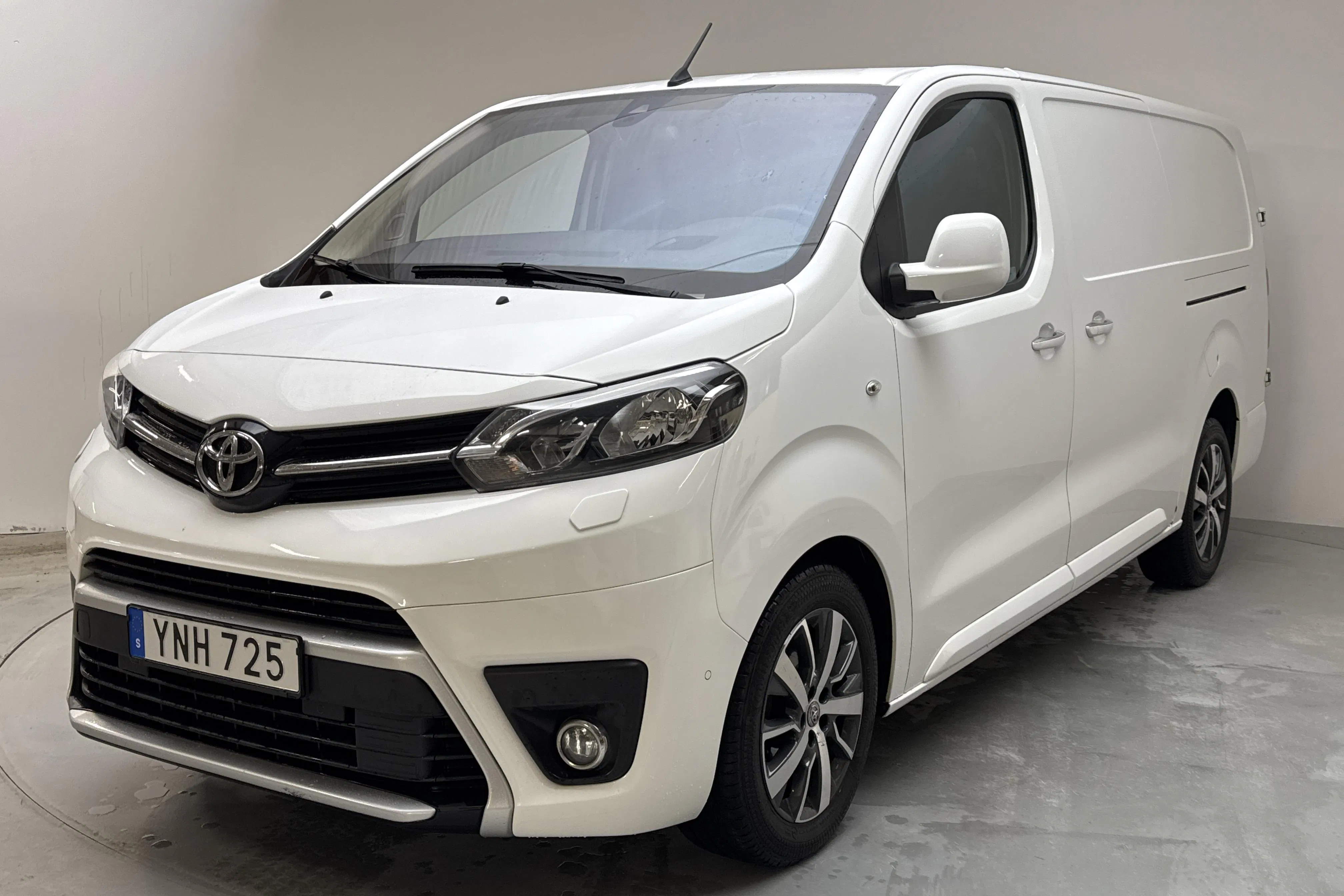Presentation photo 1 of 13: Toyota PROACE 2.0D (177hk) - 171 110 km - Automatic - white - 2018