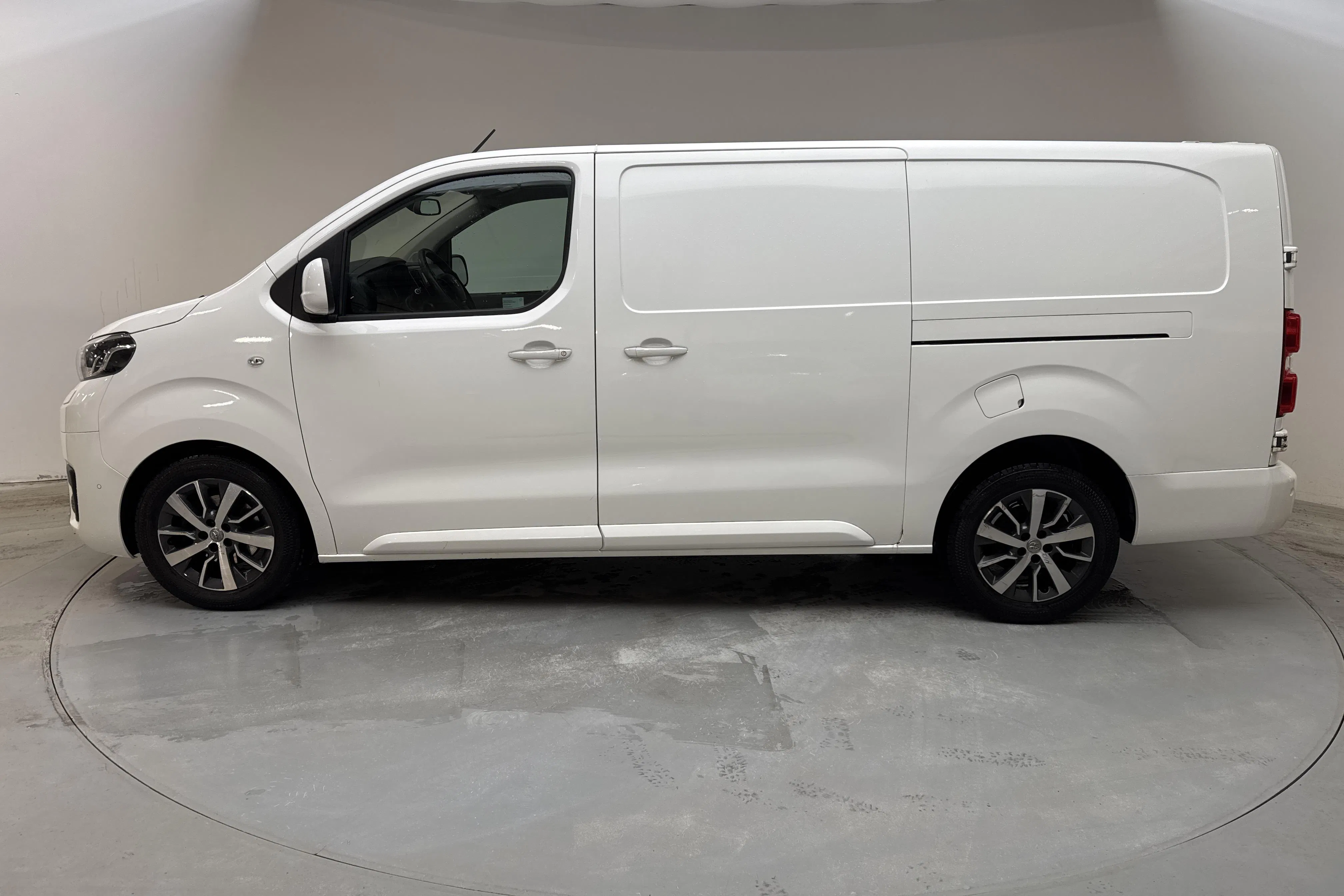 Presentation photo 2 of 13: Toyota PROACE 2.0D (177hk) - 171 110 km - Automatic - white - 2018