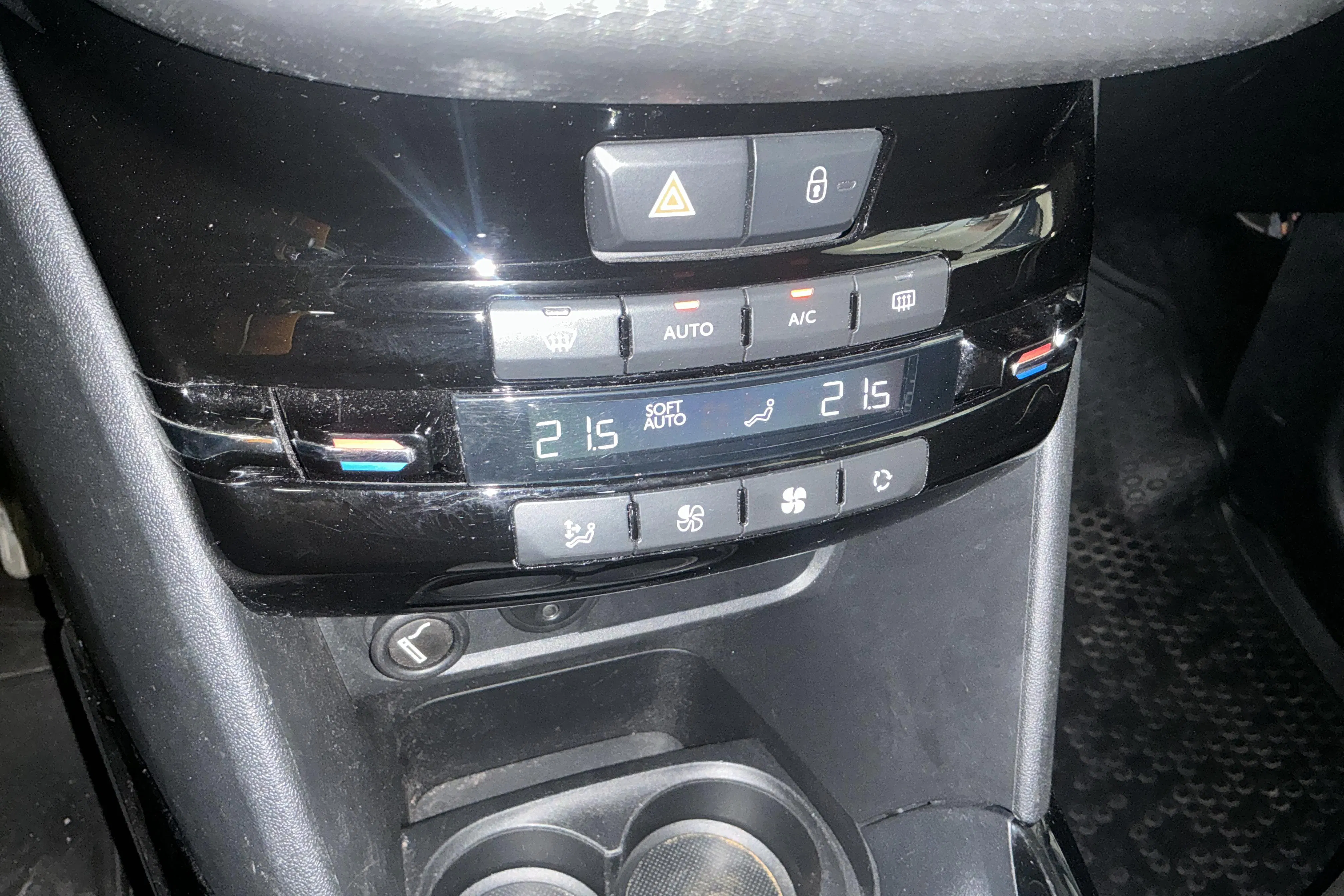 Presentationsfoto 16 av 16: Peugeot 2008 1.2 VTi (82hk) - 9 415 mil - Automat - Dark Grey - 2016