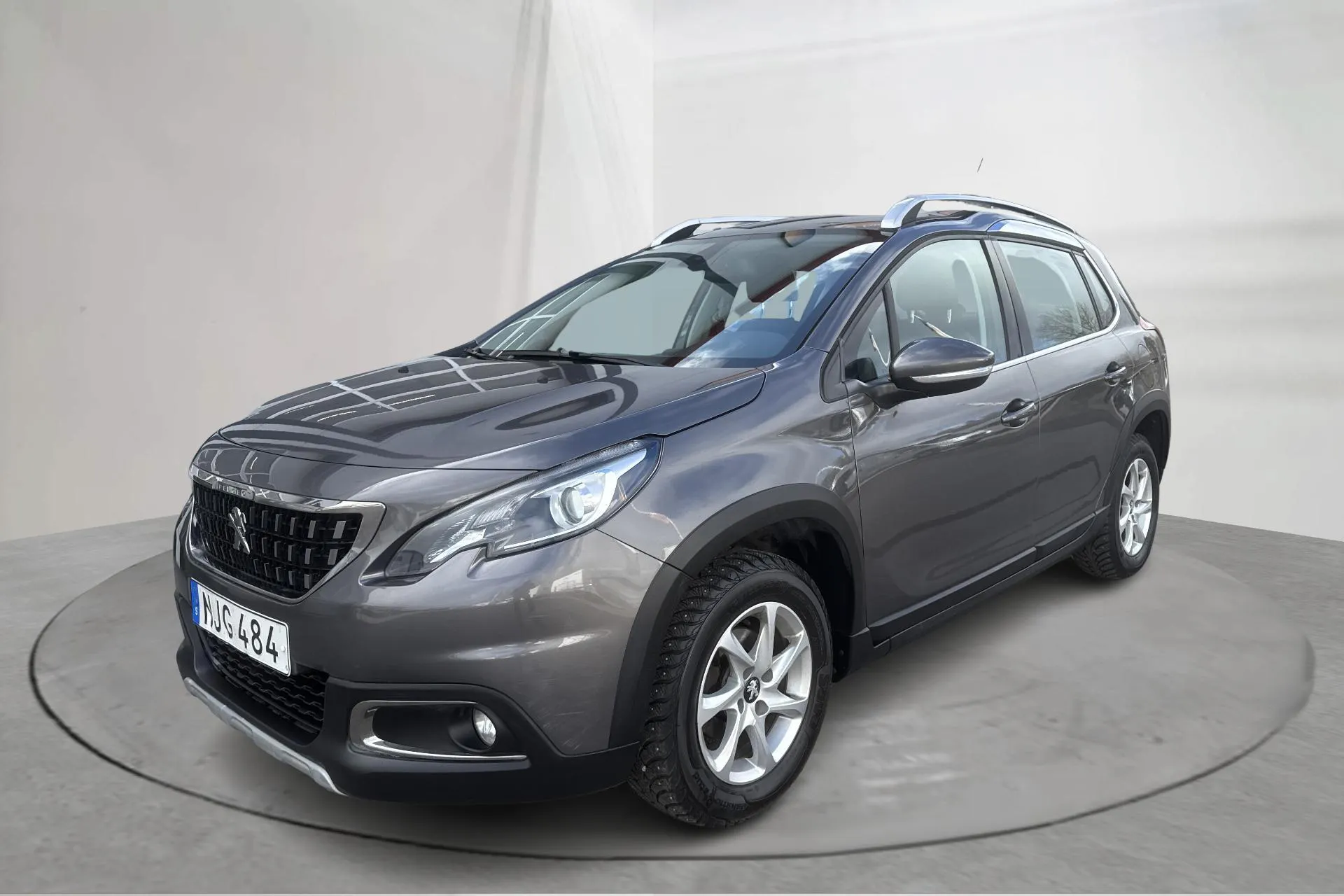 Presentationsfoto 1 av 16: Peugeot 2008 1.2 VTi (82hk) - 9 415 mil - Automat - Dark Grey - 2016