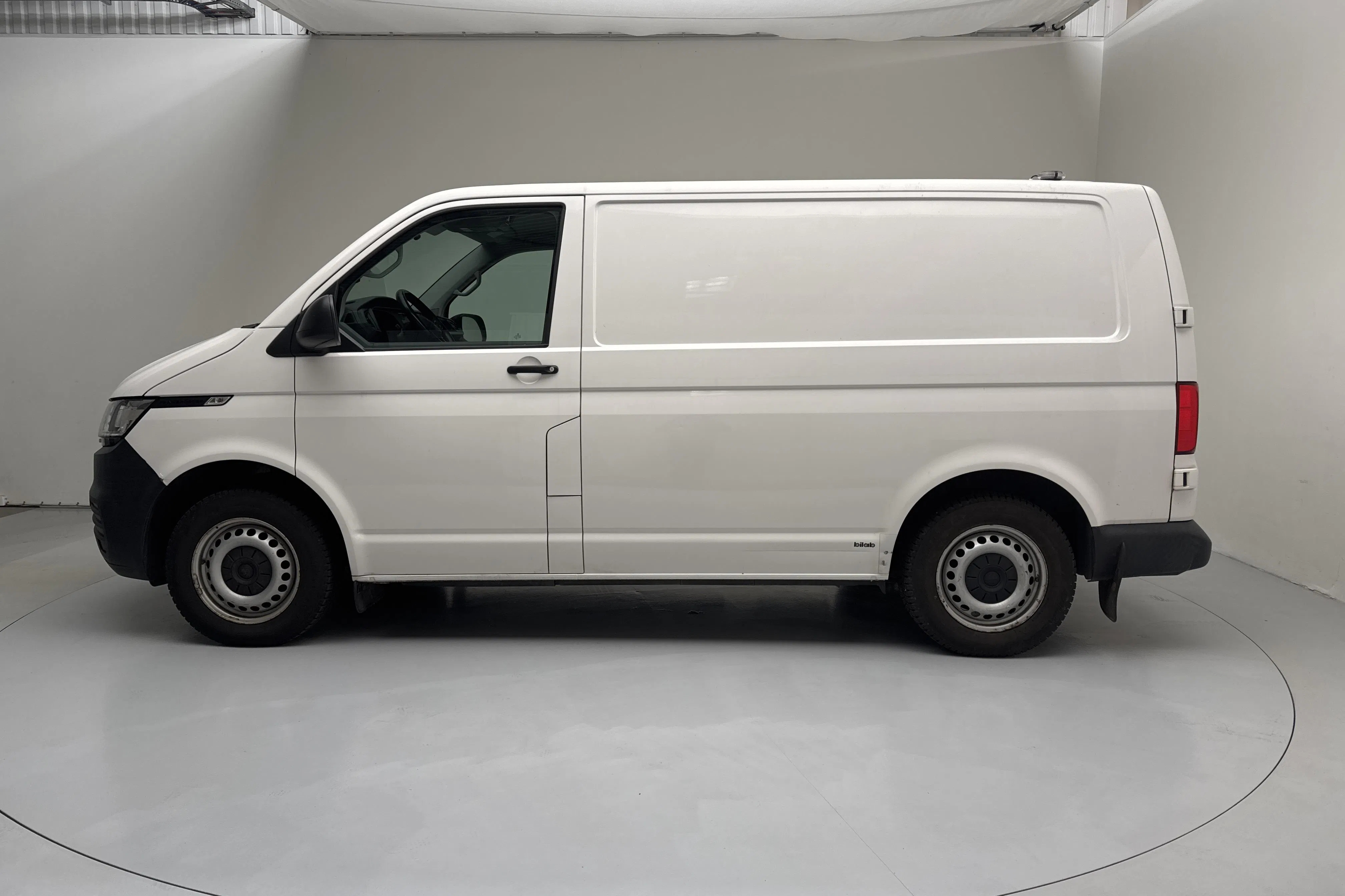 Presentationsfoto 2 av 14: VW Transporter T6.1 Skåp TDI (90hk) - 25 082 mil - Manuell - vit - 2021