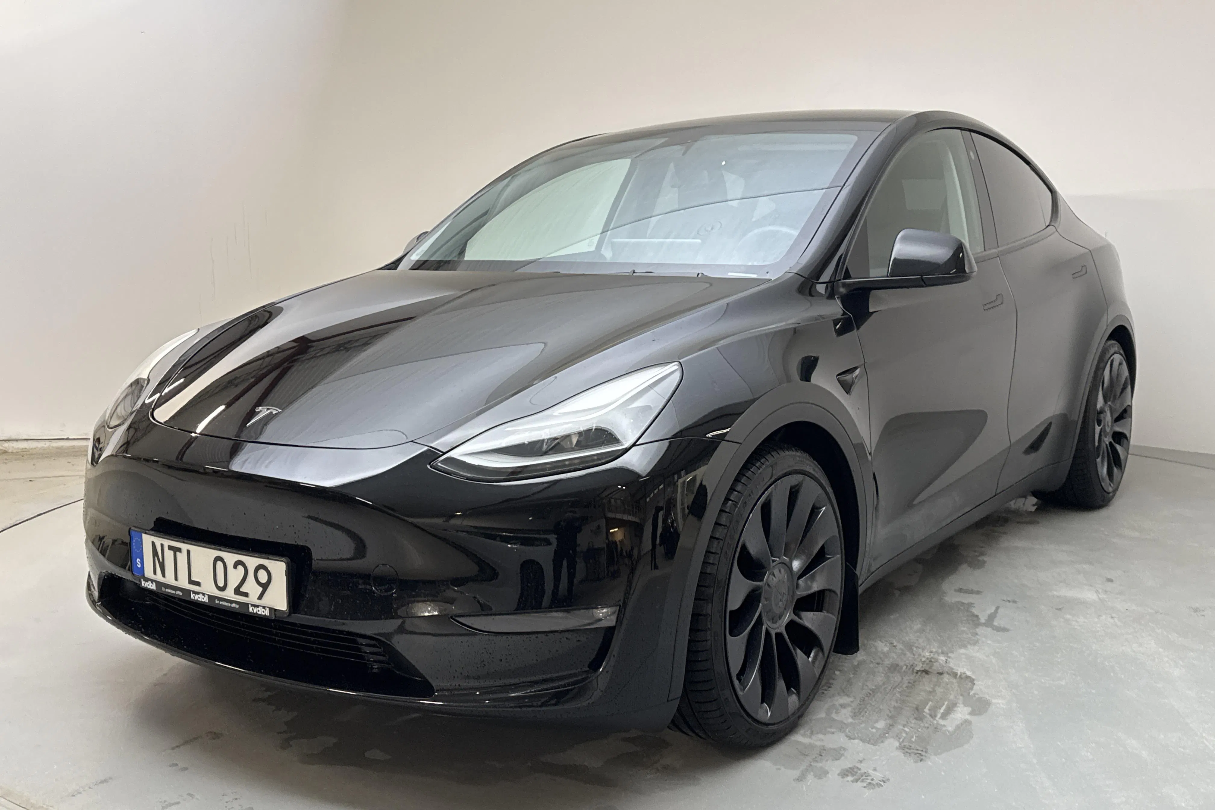 Presentationsfoto 1 av 18: Tesla Model Y Performance Dual Motor AWD - 4 572 mil - Automat - svart - 2024