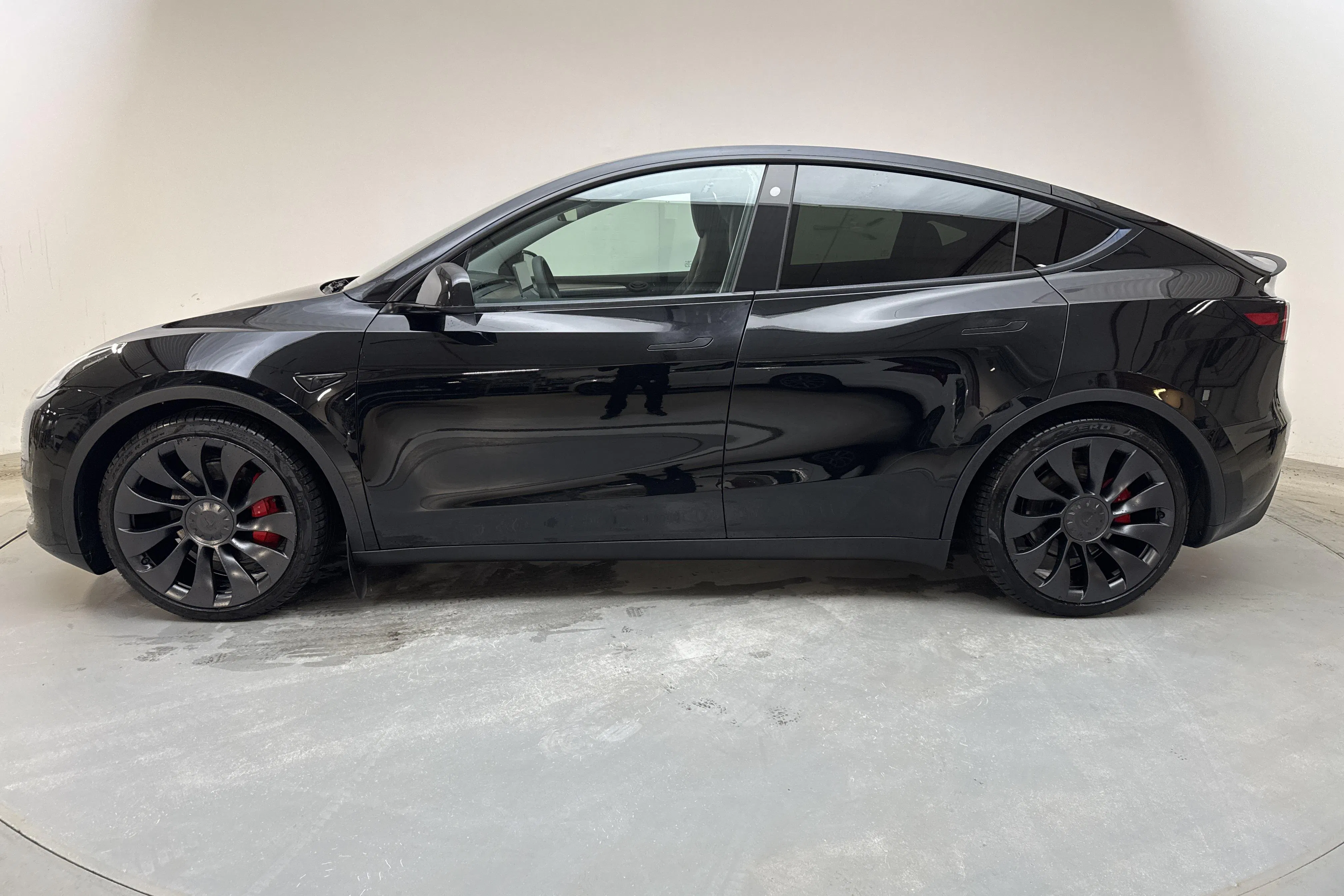 Presentationsfoto 2 av 18: Tesla Model Y Performance Dual Motor AWD - 4 572 mil - Automat - svart - 2024