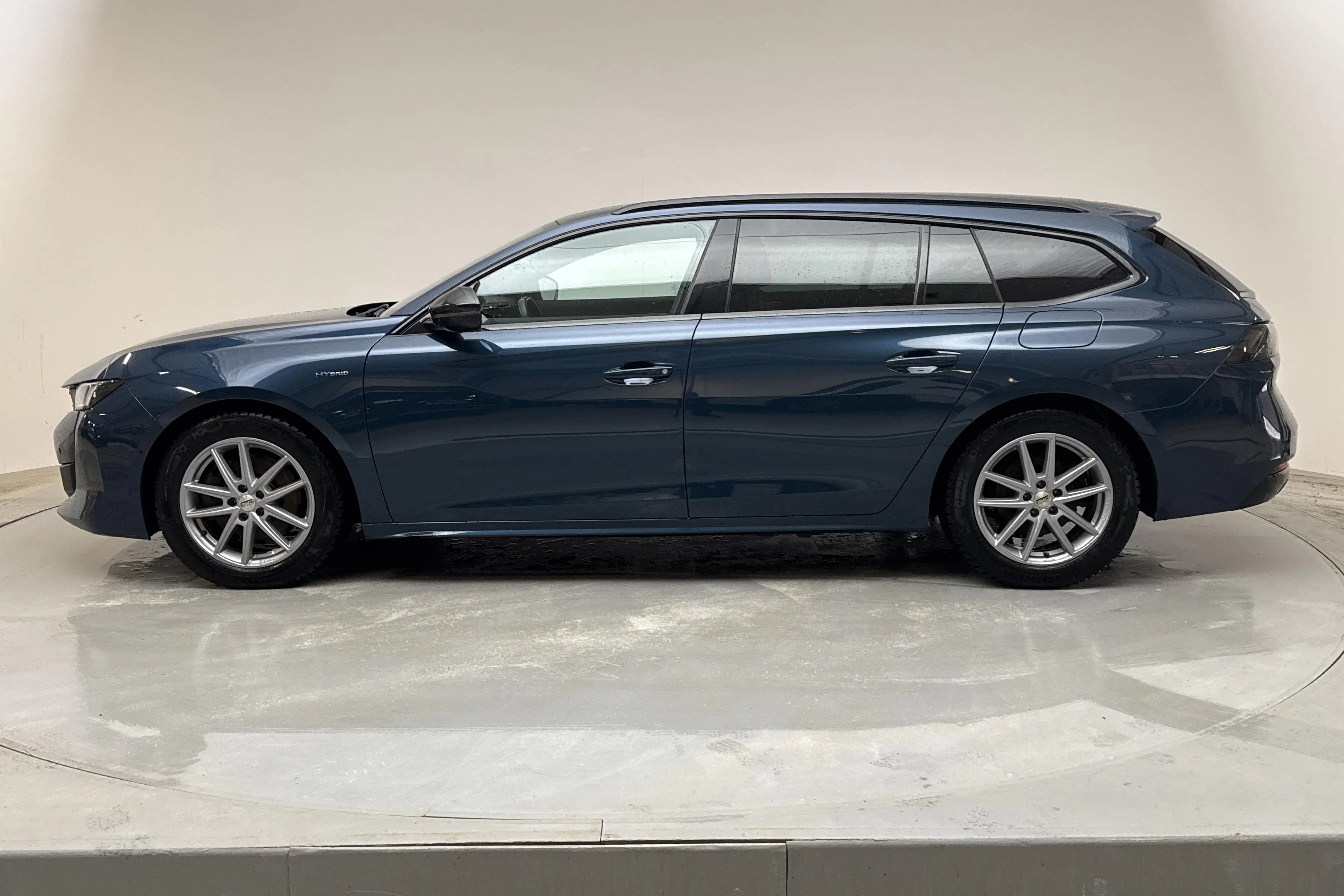 Presentationsfoto 2 av 17: Peugeot 508 1.6 Hybrid SW (225hk) - 10 496 mil - Automat - blå - 2021