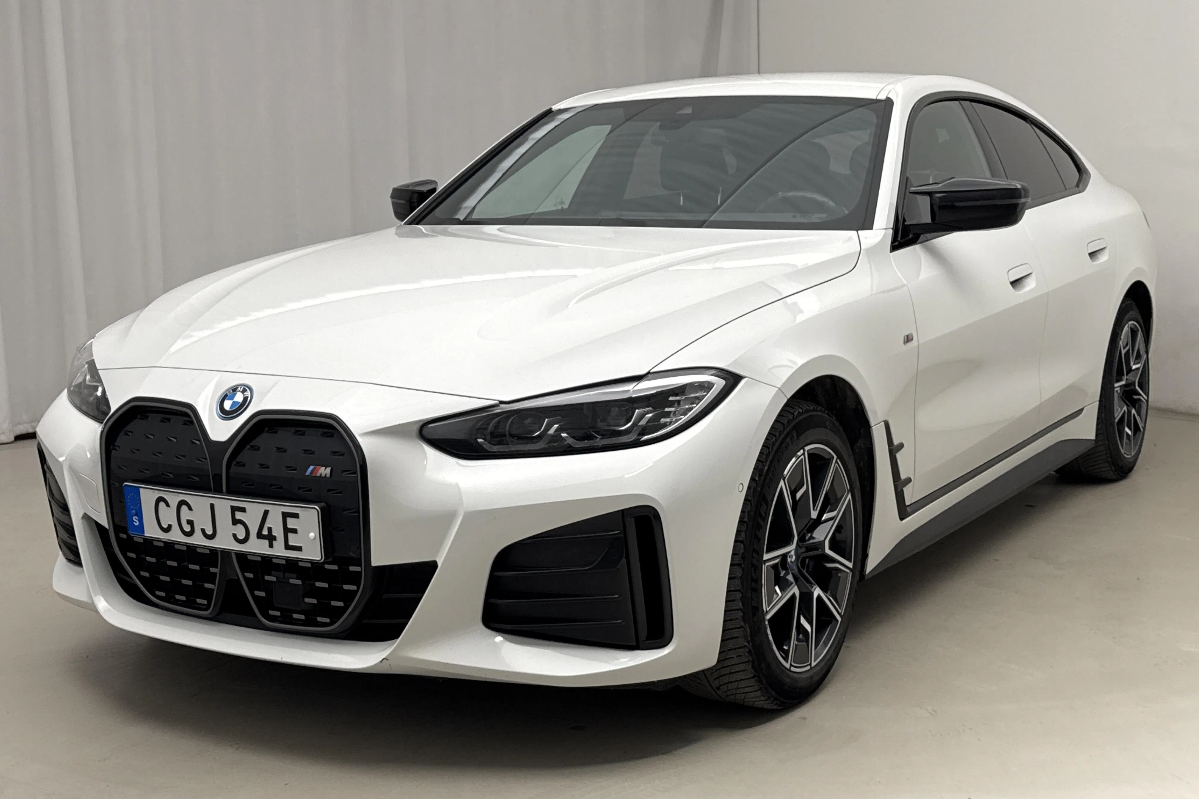 Presentationsfoto 1 av 25: BMW i4 M50 xDrive, G26 (544hk) - 8 734 mil - Automat - vit - 2023
