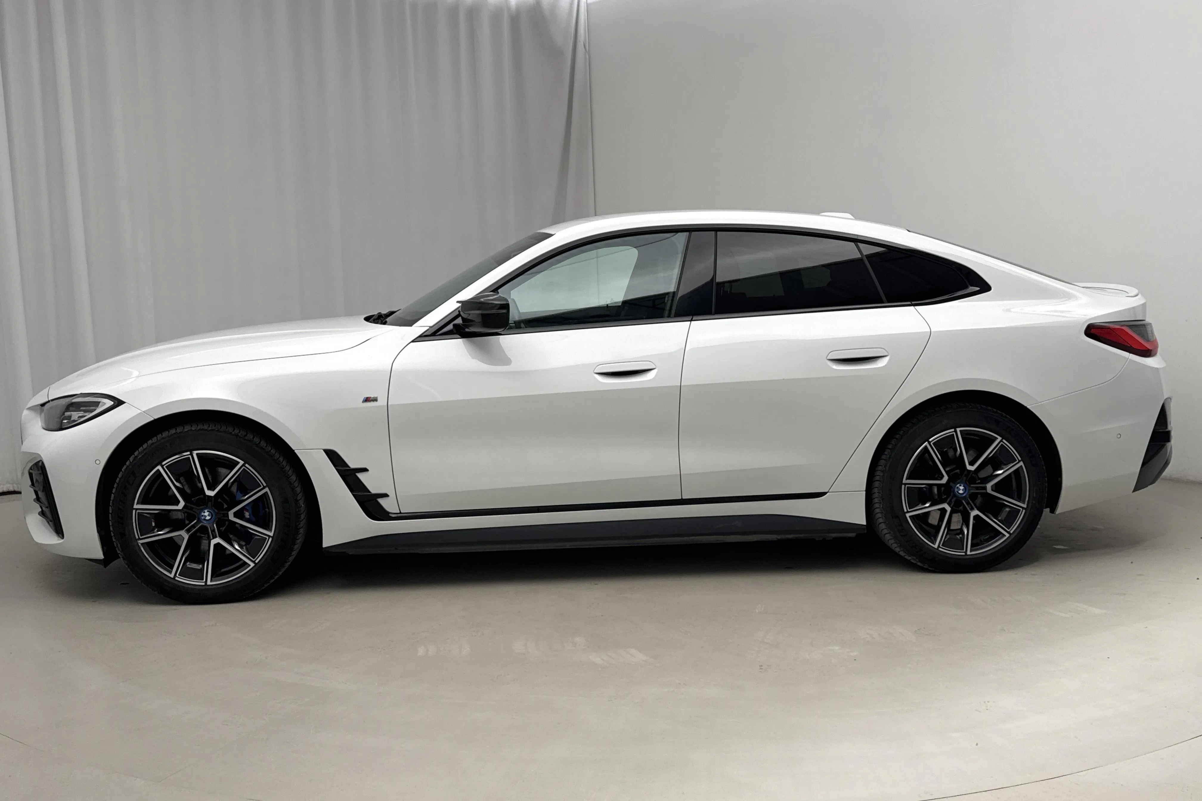 Presentationsfoto 2 av 25: BMW i4 M50 xDrive, G26 (544hk) - 8 734 mil - Automat - vit - 2023