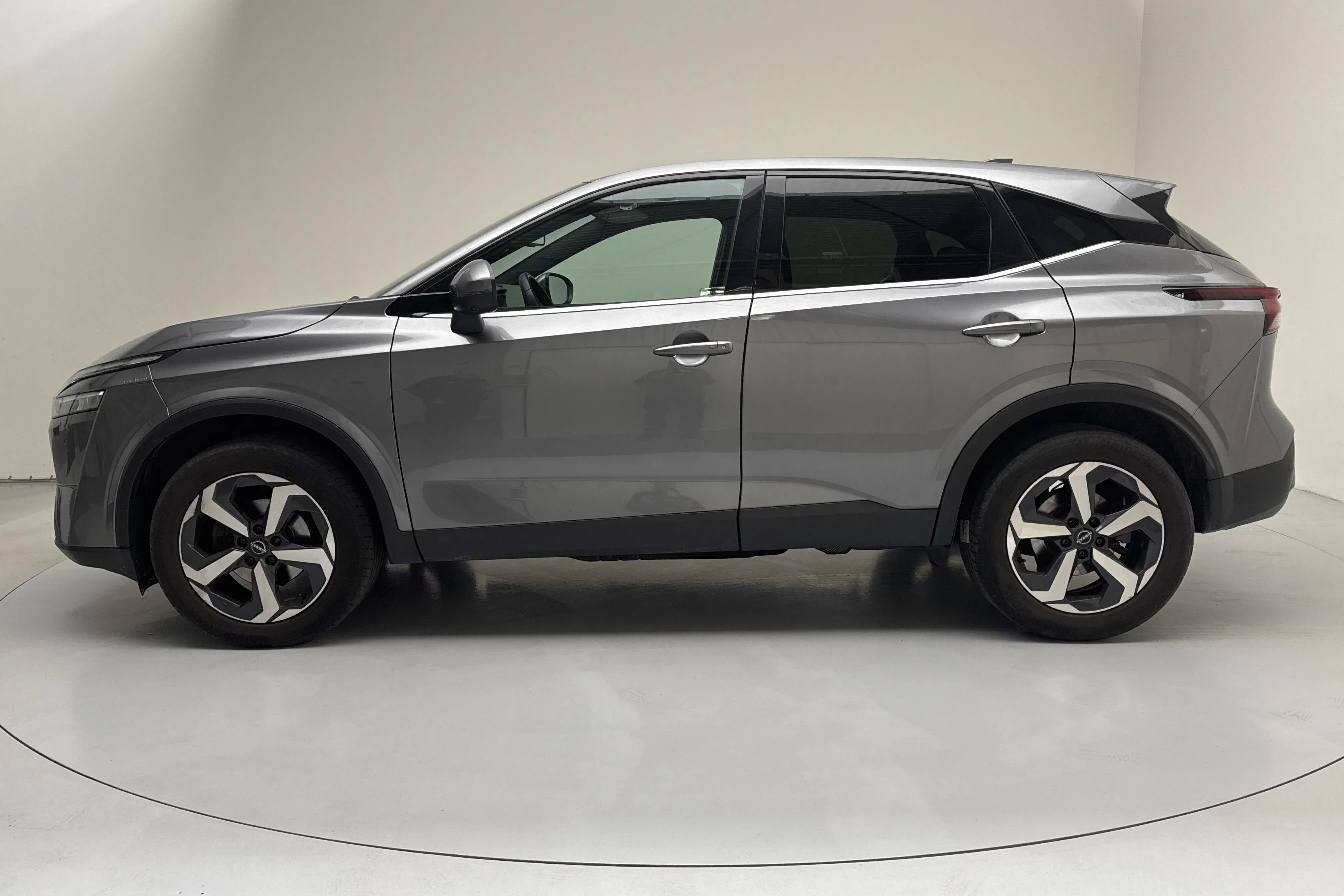 Presentationsfoto 2 av 15: Nissan Qashqai 1.3 MHEV (158hk) - 5 124 mil - Automat - grå - 2022