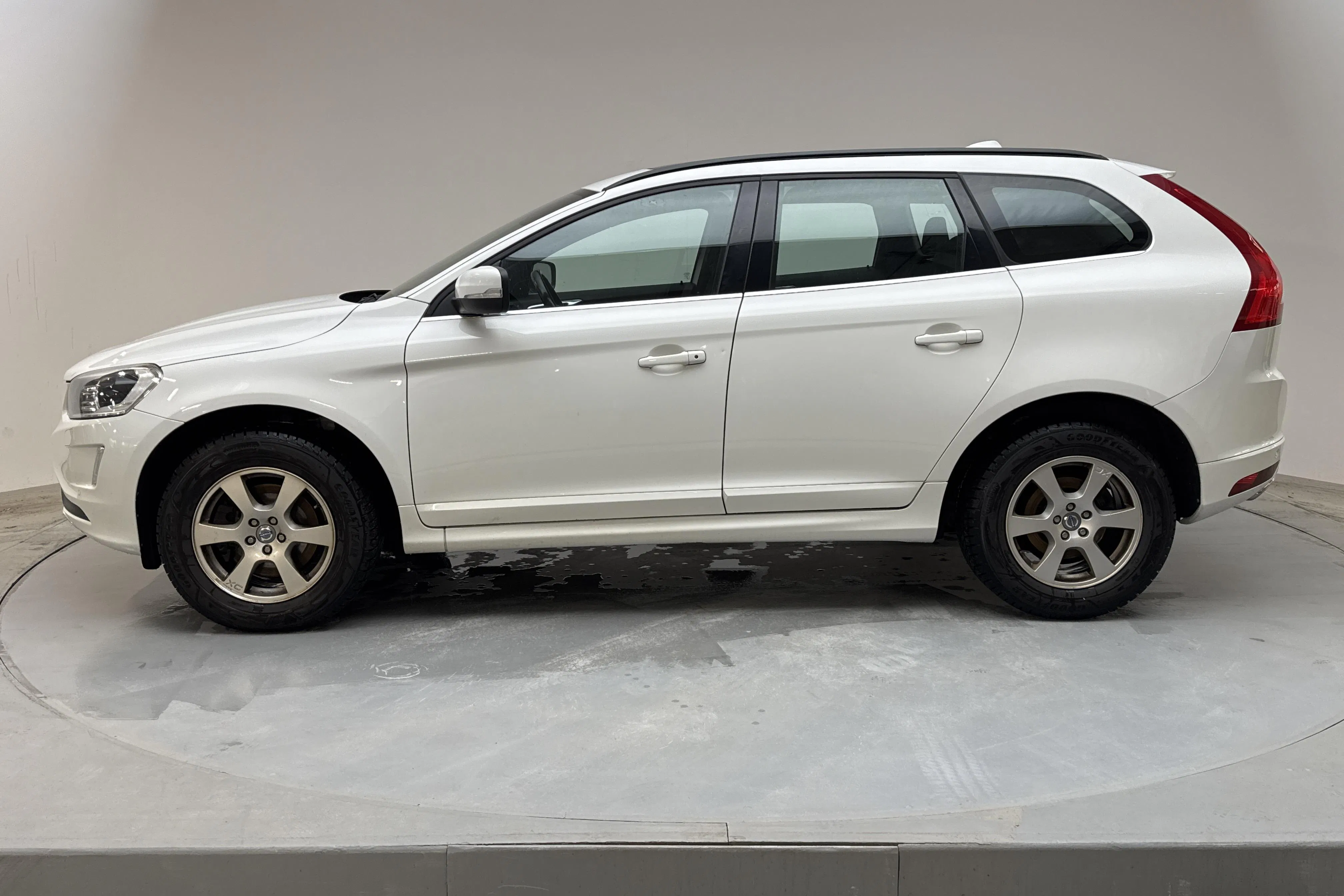 Presentationsfoto 2 av 20: Volvo XC60 D4 AWD (181hk) - 23 458 mil - Manuell - vit - 2015