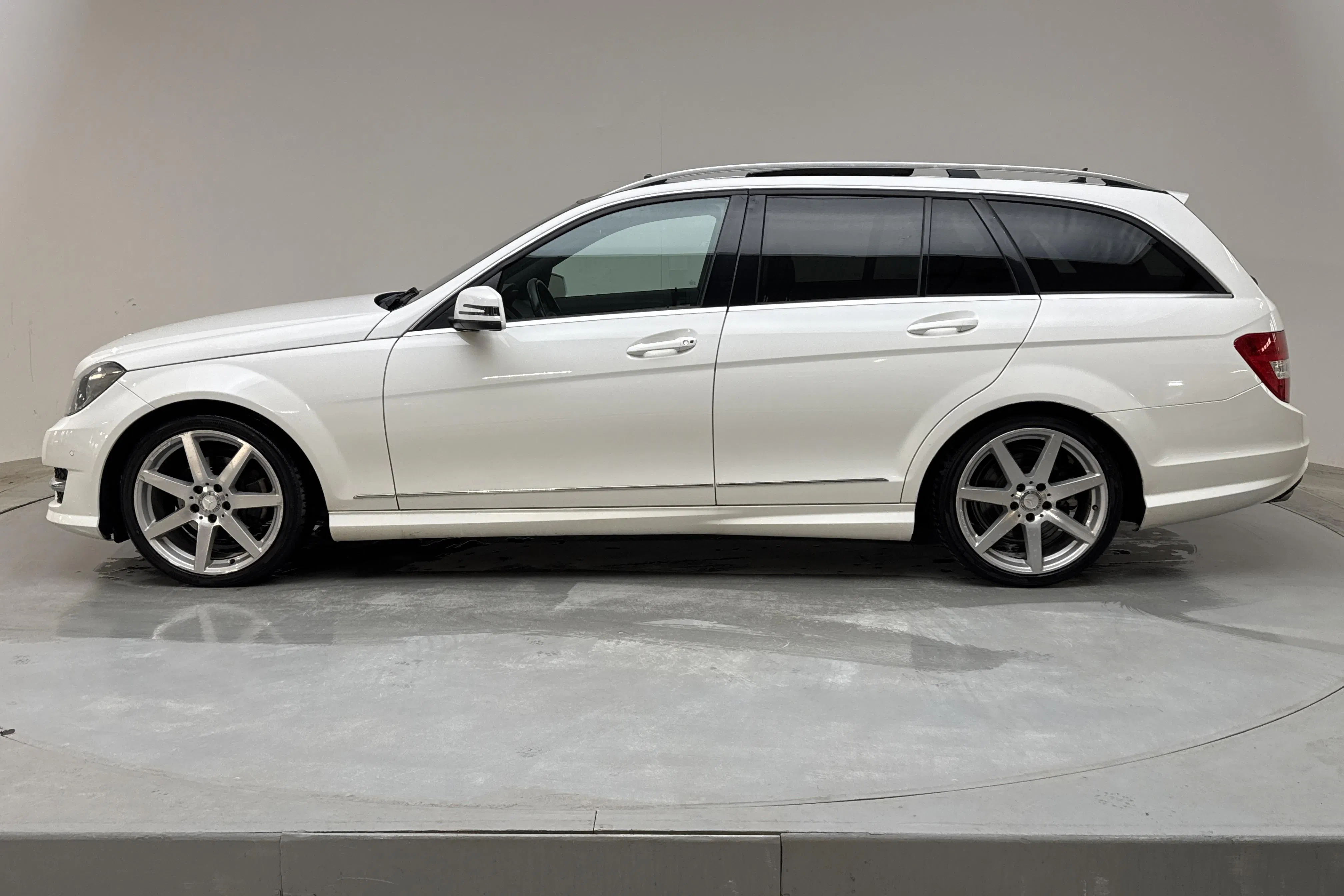 Presentationsfoto 2 av 16: Mercedes C 200 CDI Kombi S204 (136hk) - 26 555 mil - Automat - vit - 2013