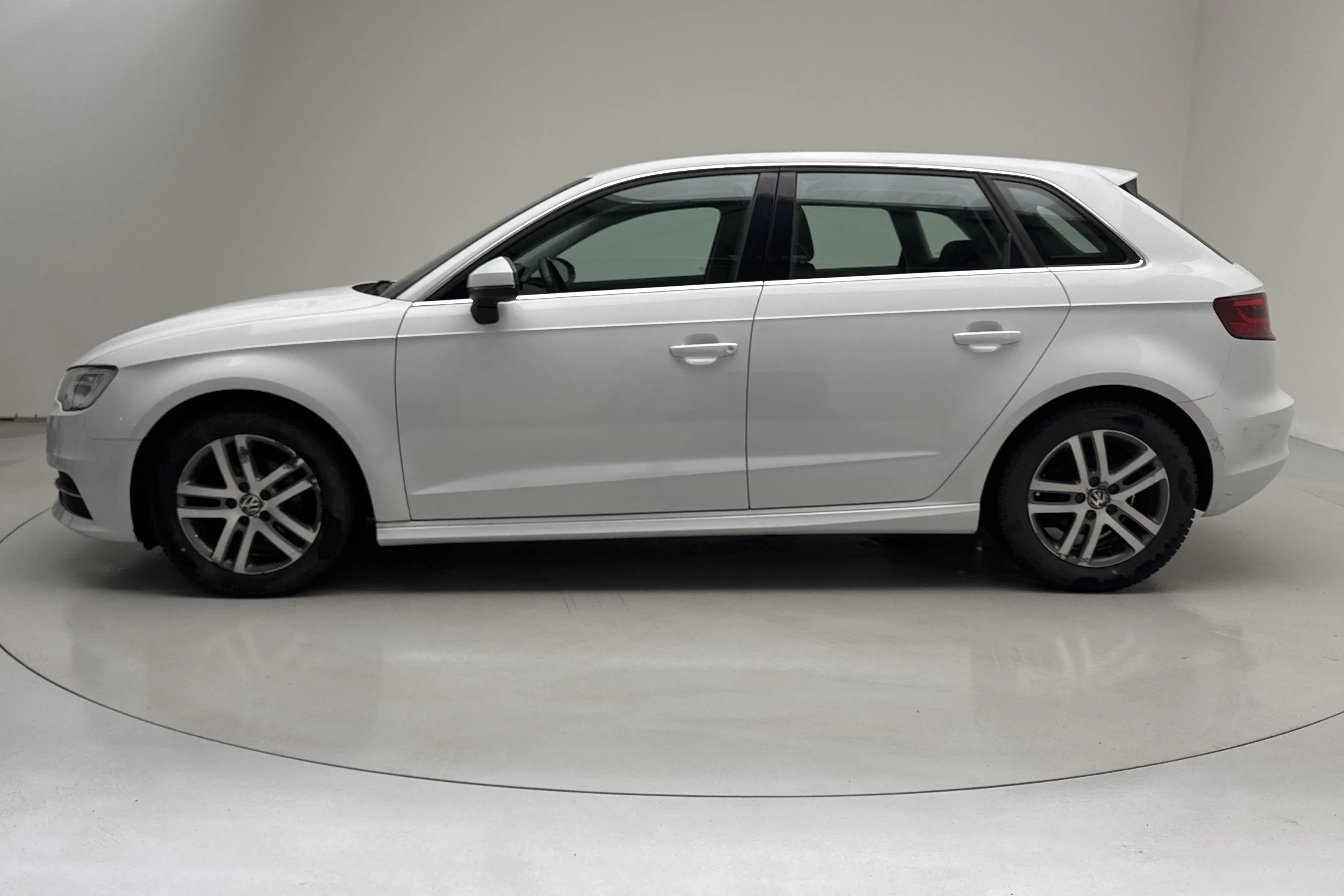Presentationsfoto 2 av 12: Audi A3 1.6 TDI Ultra Sportback (110hk) - 12 301 mil - Manuell - vit - 2015