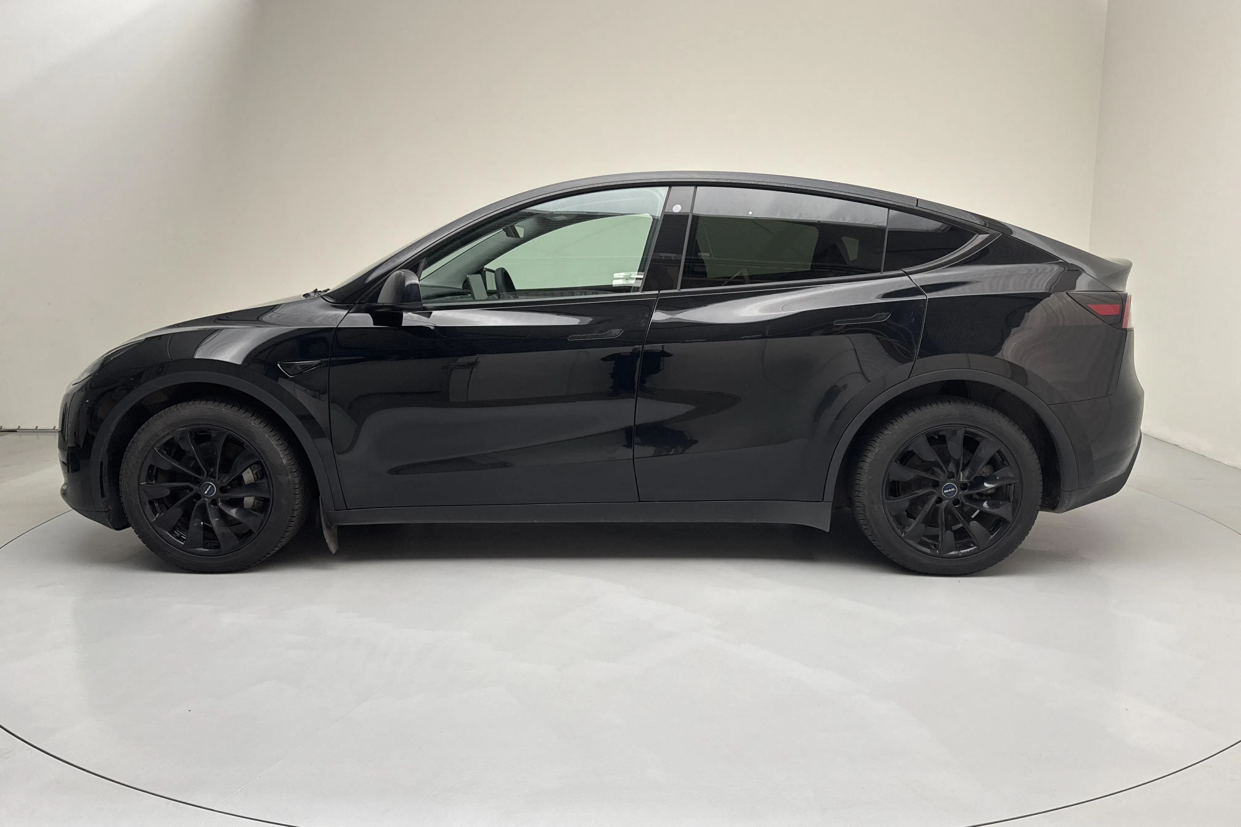 Präsentationsfoto 2 von 20: Tesla Model Y Long Range Dual Motor AWD - 133 790 Kilometer - Verkaufsautomat - Schwarz - 2023