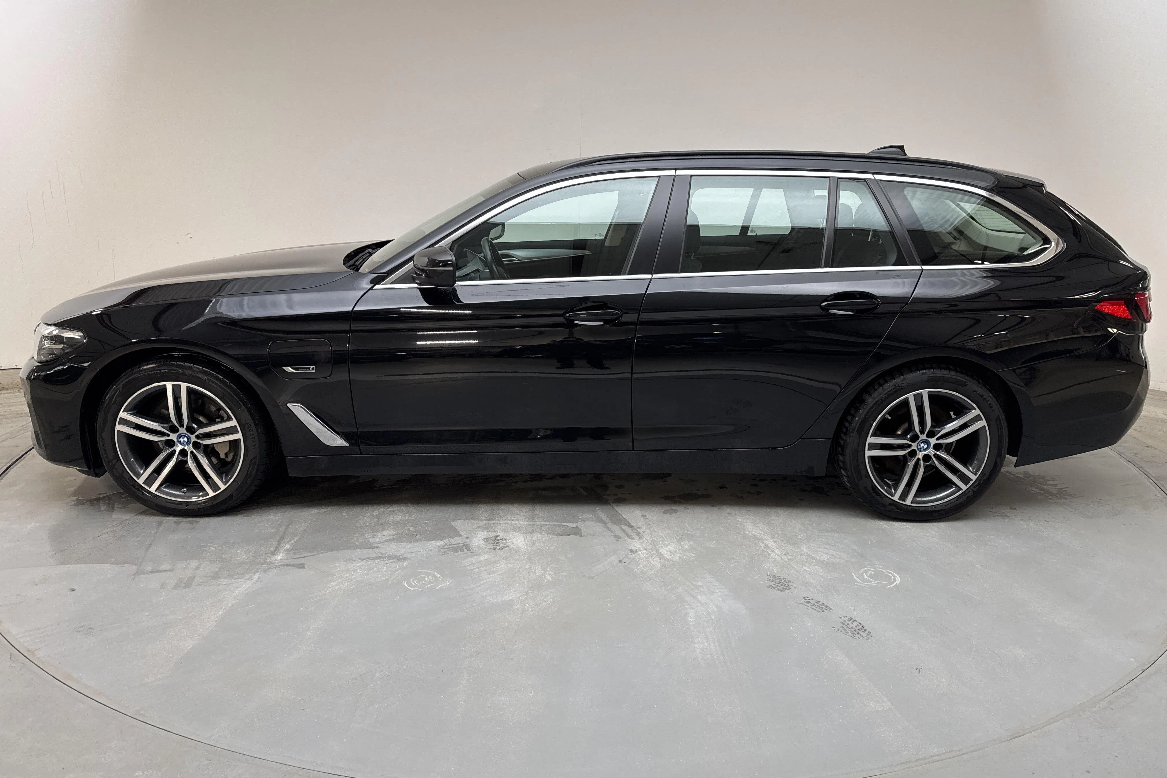 Presentationsfoto 2 av 17: BMW 530e xDrive Touring, G31 12kWh LCI (292hk) - 8 566 mil - Automat - svart - 2022