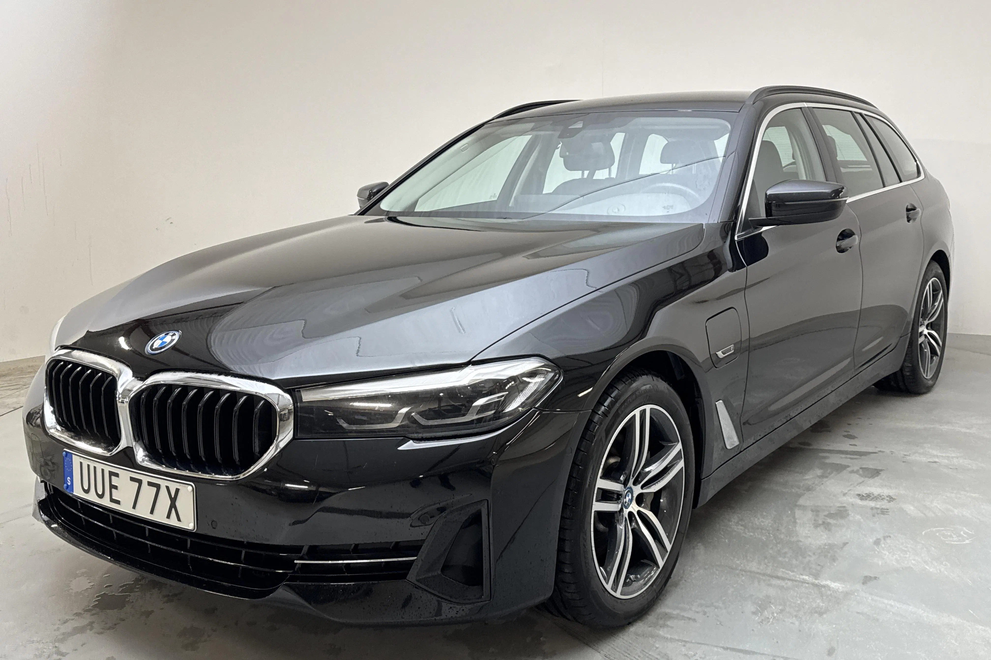 Presentationsfoto 1 av 17: BMW 530e xDrive Touring, G31 12kWh LCI (292hk) - 8 566 mil - Automat - svart - 2022