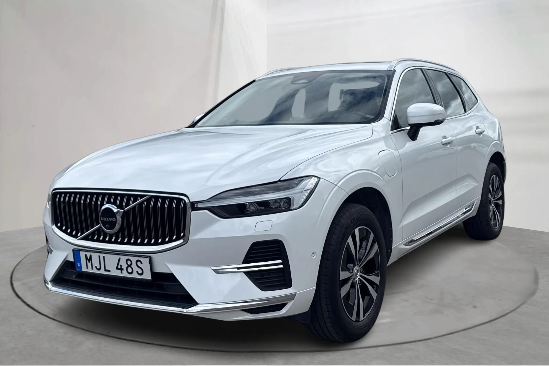 Presentationsfoto 1 av 23: Volvo XC60 T6 AWD Recharge (350hk) - 10 886 mil - Automat - vit - 2023