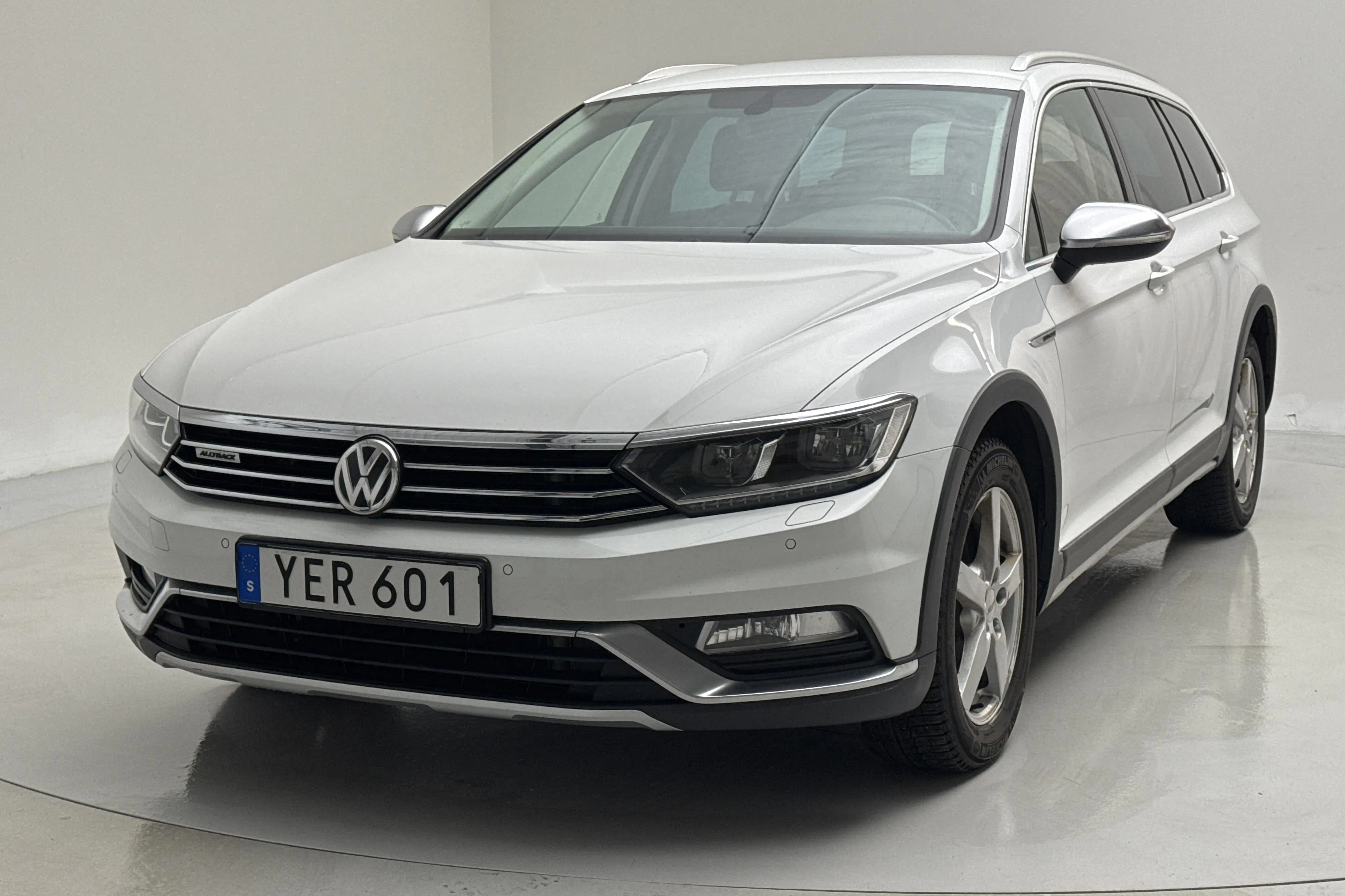 Presentationsfoto 1 av 14: VW Passat Alltrack 2.0 TDI 4MOTION (190hk) - 11 566 mil - Automat - vit - 2017