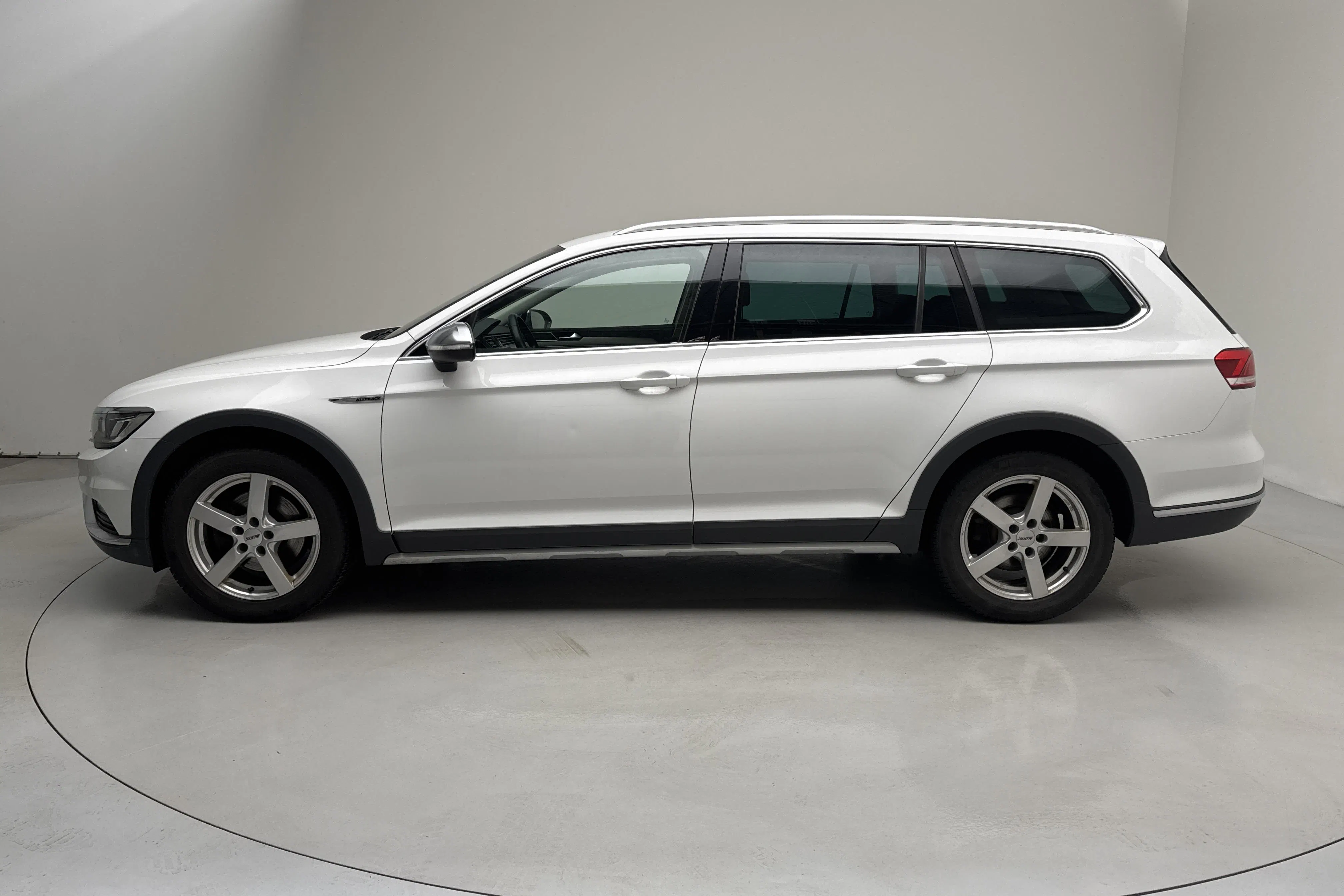 Presentationsfoto 2 av 14: VW Passat Alltrack 2.0 TDI 4MOTION (190hk) - 11 566 mil - Automat - vit - 2017