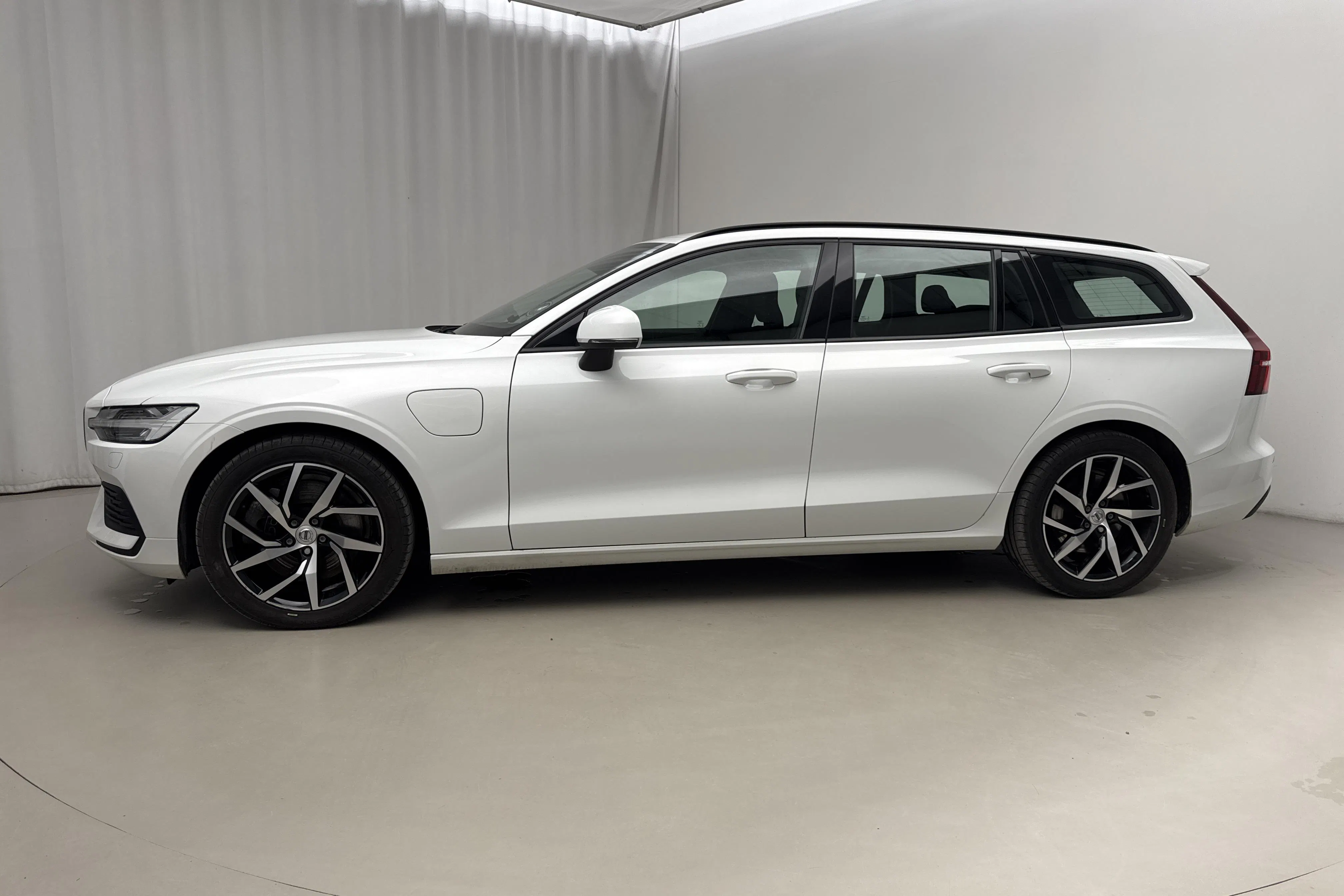 Presentationsfoto 2 av 20: Volvo V60 T6 AWD Twin Engine (340hk) - 5 898 mil - Automat - vit - 2020