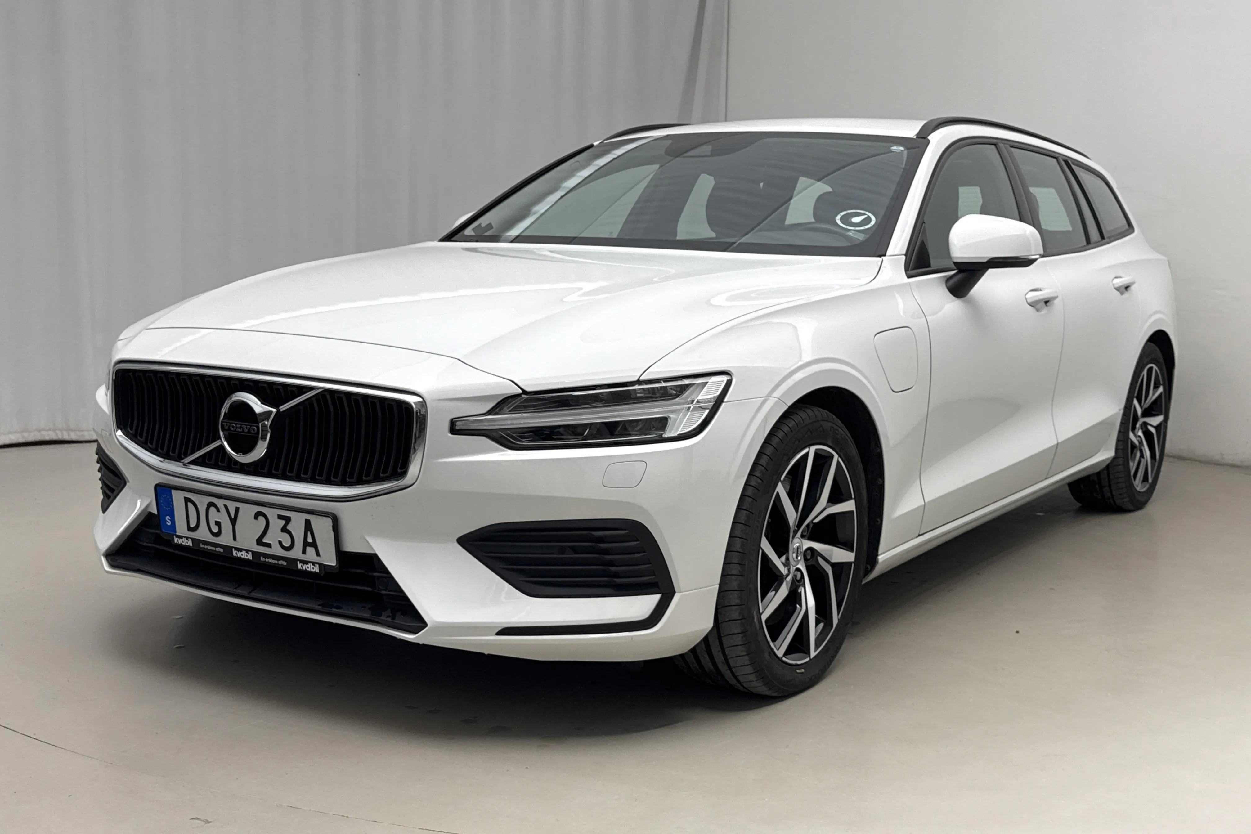 Presentationsfoto 1 av 20: Volvo V60 T6 AWD Twin Engine (340hk) - 5 898 mil - Automat - vit - 2020
