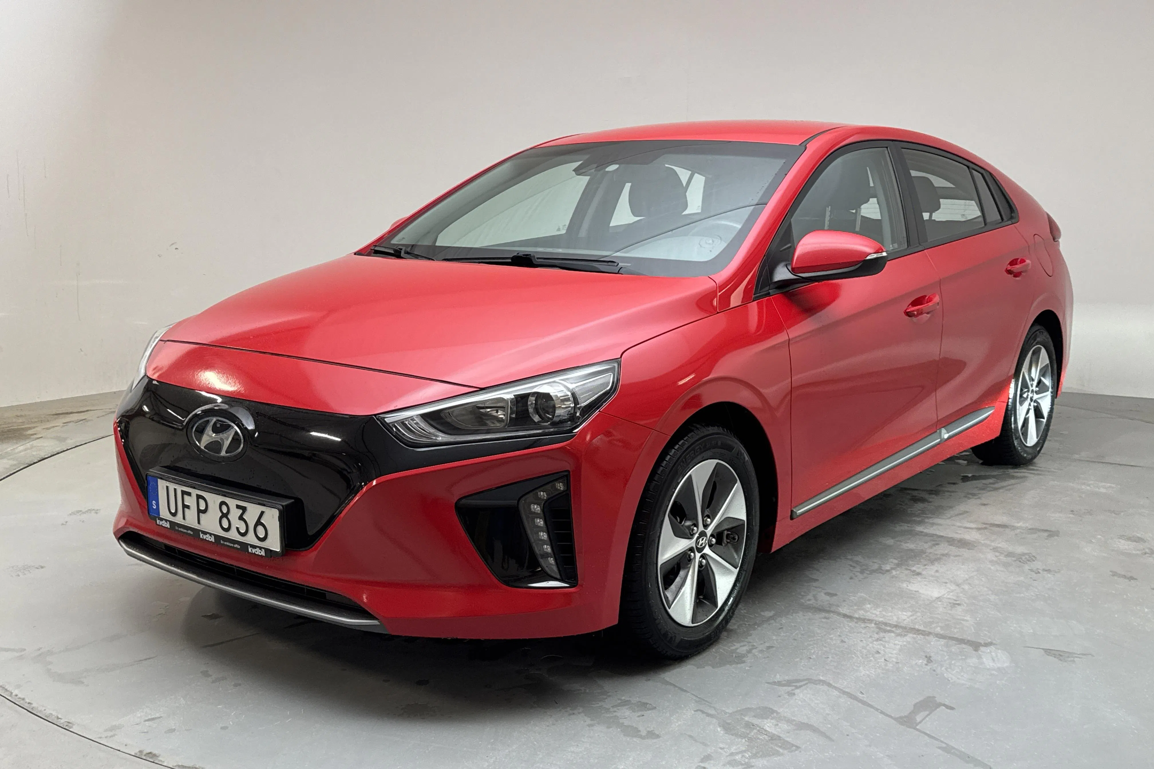 Presentation photo 1 of 15: Hyundai IONIQ Electric (120hk) - 42 970 km - Automatic - red - 2019