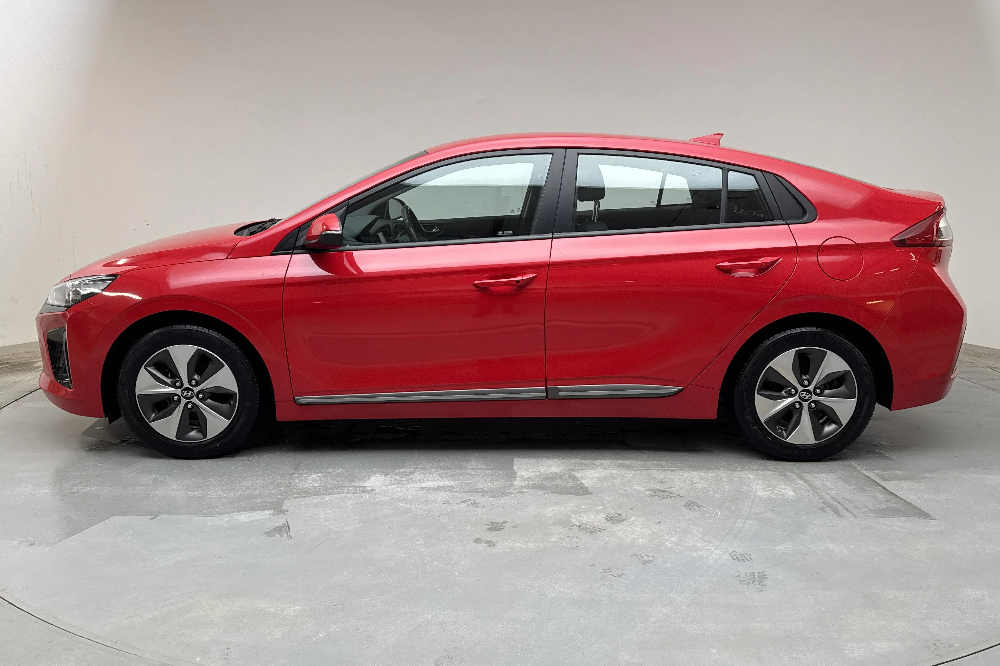Presentation photo 2 of 15: Hyundai IONIQ Electric (120hk) - 42 970 km - Automatic - red - 2019