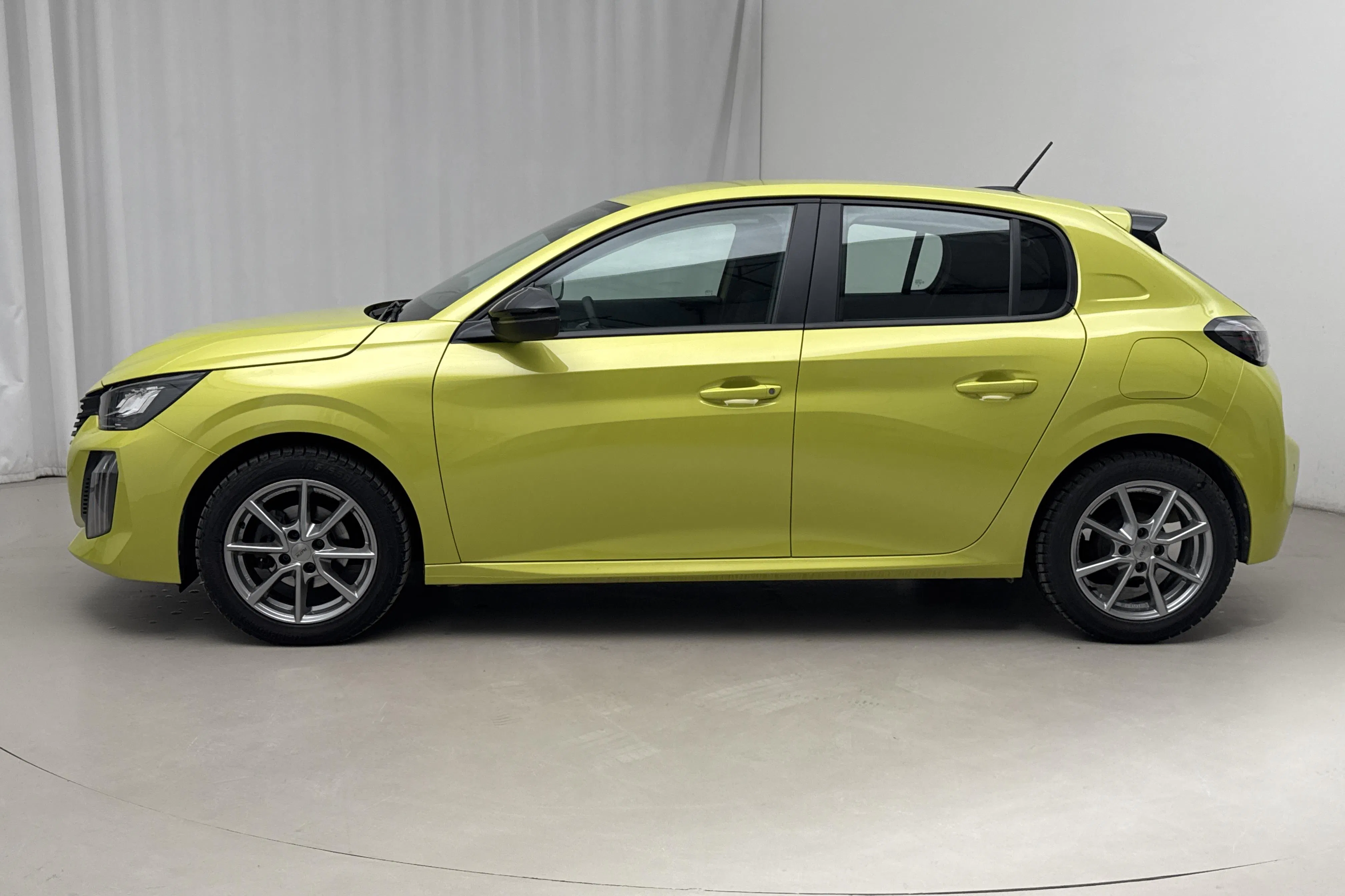 Presentation photo 2 of 21: Peugeot 208 1.2 PureTech 5dr (75hk) - 12 030 km - Manual - yellow - 2024