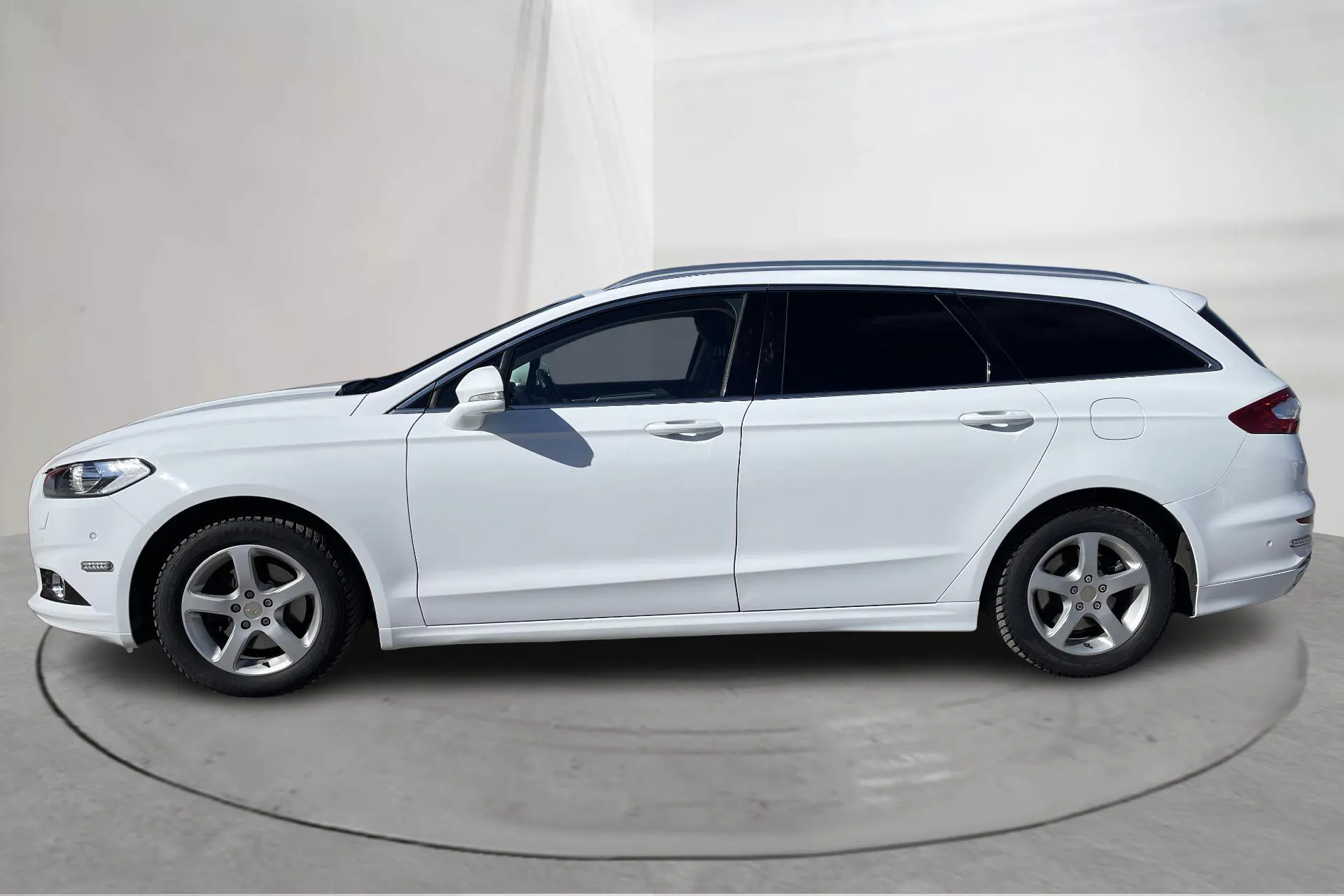 Presentationsfoto 2 av 22: Ford Mondeo 2.0 TDCi Kombi (180hk) - 11 104 mil - Automat - vit - 2017