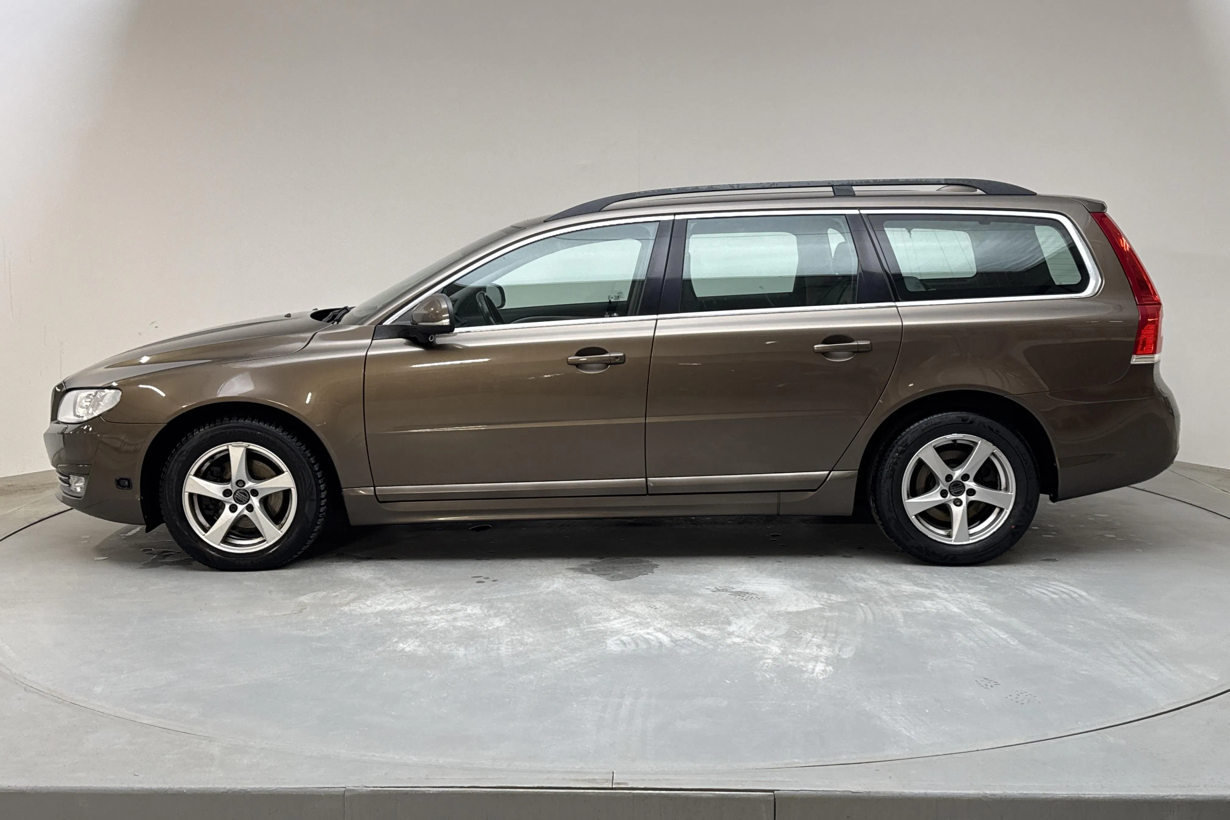 Presentationsfoto 2 av 12: Volvo V70 II D4 (181hk) - 16 795 mil - Automat - brun - 2016